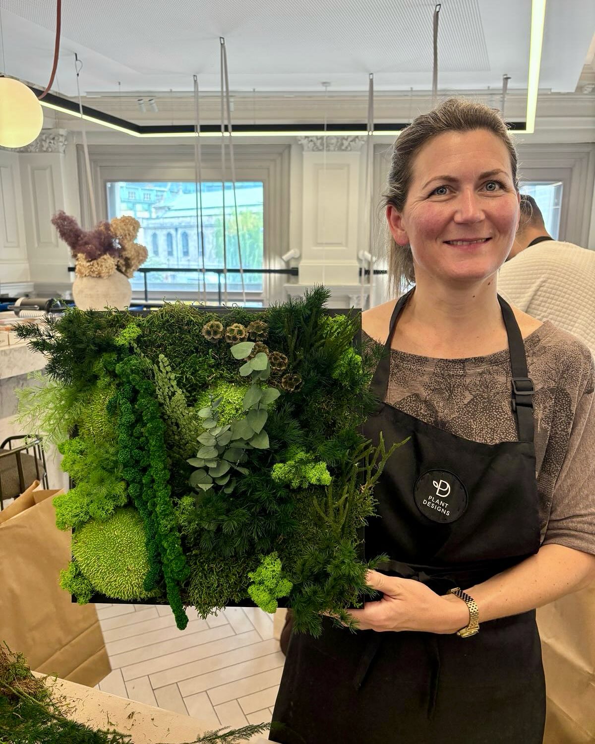 So glad I could join this moss art session by @plantdesignsldn yesterday! Hosted by @cosentinouk it was a real treat to assemble the preserved plants onto the frame, a very therapeutic activity! And now I have the pleasure to look at my creation at home, and it smells gorgeous too!
#mossart #plants #greenwall #interior #interiordesign