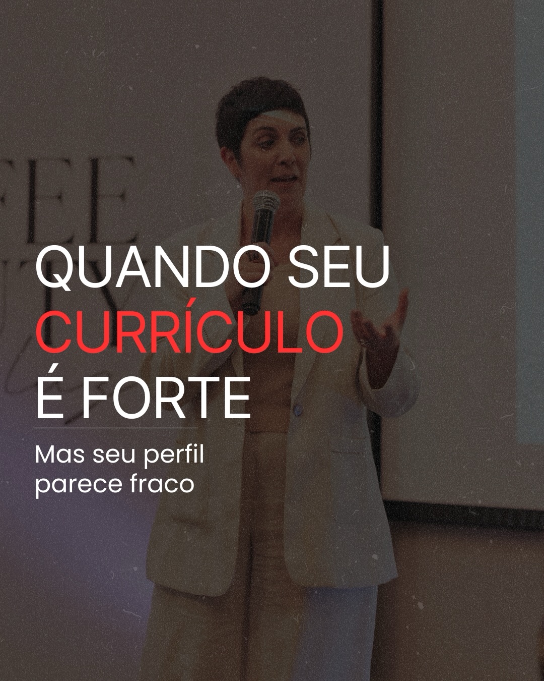 Você pode ter uma trajetória sólida e, ainda assim, parecer pouco relevante no digital.
Isso acontece quando existe uma distância entre a sua autoridade real e a forma como ela aparece no seu perfil.
O currículo mostra o que você construiu.
Mas a sua presença digital precisa mostrar, com clareza, por que essa experiência importa hoje.
Não se trata de postar mais.
Nem de transformar sua carreira em autopromoção.
Trata-se de organizar sua comunicação para que o público certo entenda:
pelo que você quer ser reconhecida,
quais temas sustentam sua autoridade,
que problemas você sabe enxergar,
que tipo de valor sua experiência entrega.
Porque uma presença digital desalinhada pode fazer uma mulher experiente parecer genérica, mesmo quando sua trajetória está longe de ser comum.
Se esse conteúdo fez sentido para você, observe seu perfil hoje e responda:
quem chega aqui entende, em poucos minutos, pelo que eu quero ser reconhecida?