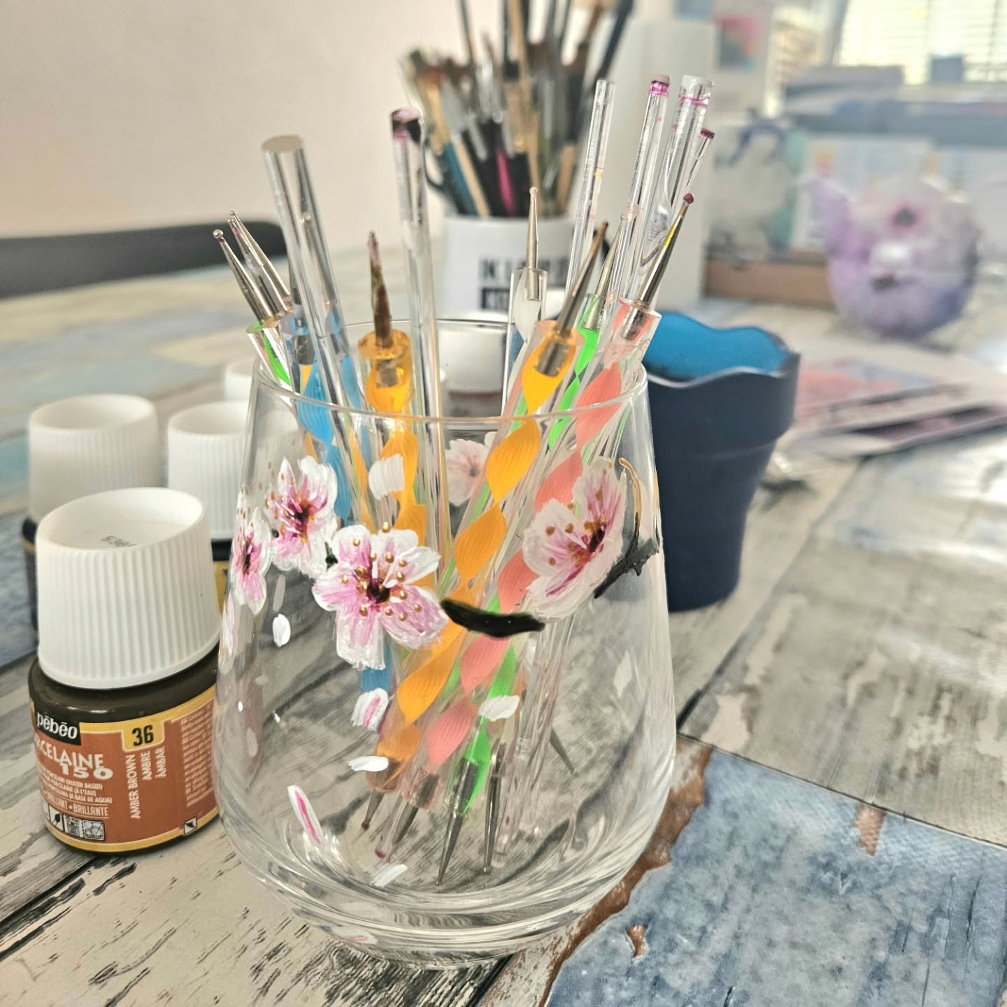 En weer een middagje schilderen op glas en keramiek 😃
#blossom #teatime #wine #Art #pastellum