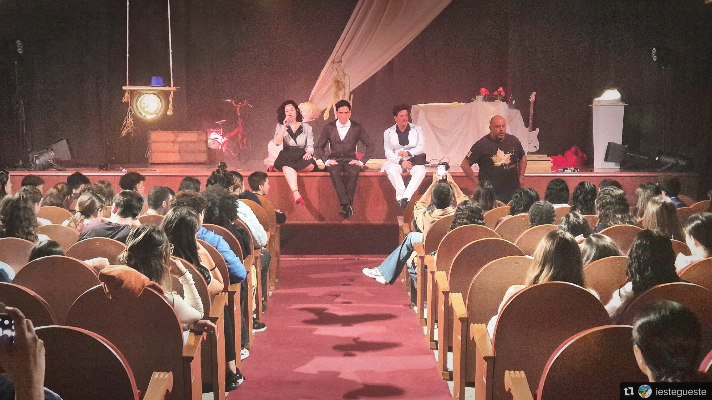 ¡GRACIAS! 🫂
#Repost @iestegueste with @use.repost
・・・
El alumnado de 4.º de ESO y 1.º de Bachillerato asistió en el Teatro Príncipe Felipe de Tegueste a la representación de En el escenario del Crimen, de Oswaldo Bordón, una propuesta escénica inspirada en la obra del escritor canario Agustín Espinosa, una de las figuras fundamentales de la literatura surrealista en Canarias y autor de uno de los textos más singulares e inquietantes de la vanguardia española del siglo XX.
La representación acercó al alumnado a un universo artístico marcado por el simbolismo, la ruptura de la lógica tradicional y la exploración de imágenes poéticas cargadas de intensidad visual y emocional. A través de una puesta en escena contemporánea, dinámica y profundamente sensorial, la obra combinó teatro, música, expresión corporal, juegos escénicos y recursos visuales para reconstruir el misterio planteado en Crimen: la aparición de un cadáver surrealista y la necesidad de descifrar un enigma que transita entre la literatura, el sueño y la imaginación.
La actividad permitió reflexionar sobre el surrealismo no solo como movimiento artístico y literario, sino también como una forma de cuestionar la realidad, explorar el subconsciente y romper los límites de la creación convencional. Además, el alumnado pudo reconocer la importancia del patrimonio cultural canario y descubrir cómo autores de las islas participaron activamente en las corrientes europeas de vanguardia.
Con esta salida se buscó fomentar el interés por el teatro, la literatura y las artes escénicas contemporáneas, así como acercar al alumnado a experiencias culturales vivas que complementan el trabajo realizado en el aula desde una perspectiva más participativa y emocional.
Agradecemos al Ayuntamiento de Tegueste su colaboración y apoyo en el desarrollo de esta actividad cultural, que ha permitido al alumnado disfrutar de una experiencia artística diferente, enriquecedora y profundamente vinculada a la cultura canaria.