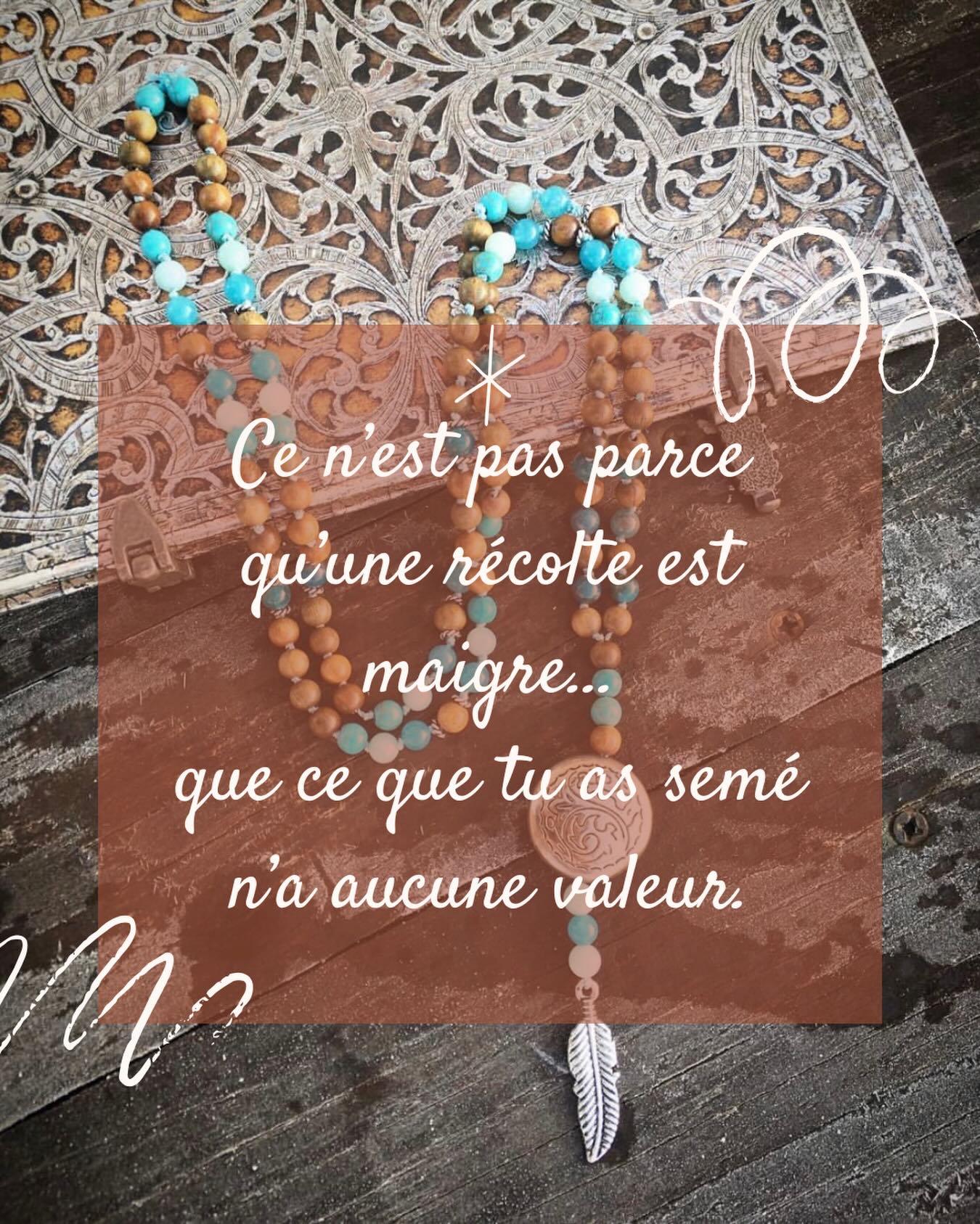 Ce week-end a été… compliqué.
Peu de visiteurs.
Peu de ventes.
Une organisation chaotique, peu de communication… au point que certains habitants du village ne savaient même pas que l’événement existait.
Alors oui, en rentrant, j’ai eu ce petit goût amer…
Celui de me dire que ce temps, j’aurais aussi pu le passer avec ma famille.
Et pourtant… je choisis de ne pas regarder uniquement ce qui n’a pas fonctionné.
Parce que ce week-end m’a aussi offert de belles rencontres.
Des artisans passionnés, profondément humains.
Des échanges vrais.
Et énormément de compliments sur mon travail.
Et même si… soyons honnêtes… les compliments ne paient pas les factures 😅 Ils nourrissent autre chose :
- La confiance.
- L’envie de continuer.
- Et la certitude que je suis à ma place.
Être artisane, ce n’est pas seulement vendre.
C’est aussi croire en ce que l’on construit… même les jours plus difficiles.
Et vous… arrivez-vous à voir le cadeau caché dans les journées compliquées ?