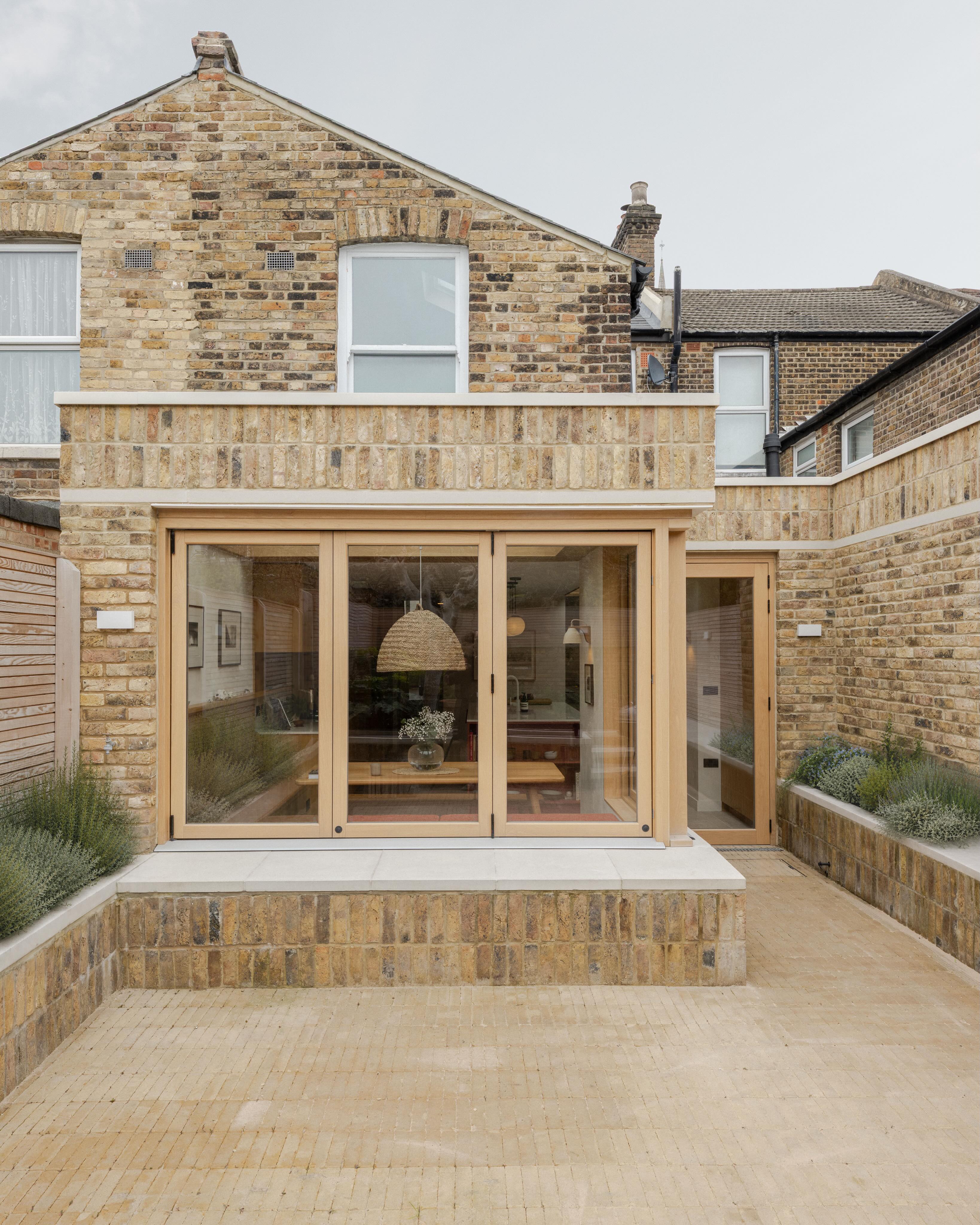 A recently completed project this time using our Naturo folding windows and doors in beautiful engineered Oak. Congratulations to everyone involved, we think it looks incredible