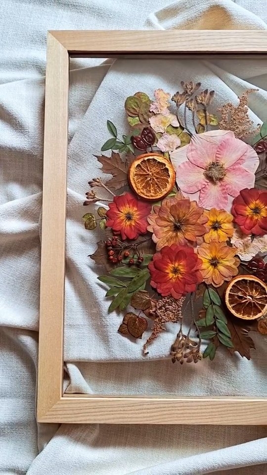 Tenhle pomerančový obraz 🍊 ze svatební kytice jsem vám už ukazovala, ale to ještě nebyl úplně hotový.
Takže dnes jeho finální verze. A POČKEJTE SI NA KONEC. Překrásný komentář od klientky mě opravdu dojal a potěšil 🧡
Pečlivost, hodiny práce, lokální materiály, eko balení, spolupráce s dalšími malými tvůrci...
to všechno není na první pohled vidět, ale je to nedílnou součástí naší práce a je krásné, když si toho někdo všimne a ocení 🥰
.
.
.
.
📍Objednávky svatebních obrazů v BIU