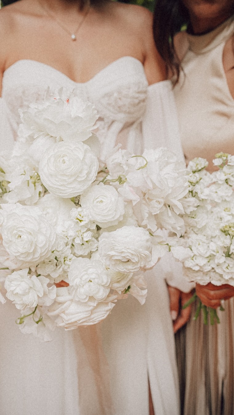 On le sait, les tendances passent, mais certaines ont ce petit “quelque chose” qui promet de durer. On vous partage aujourd’hui nos coups de cœur actuels. 😍
🕯️ Tablées épurées : On délaisse les fleurs au profit des chandelles pour une ambiance intimiste.
💐 Bouquet non conventionnel : Osez la forme sac pour un look unique.
🎭 Expérience & Divertissement : Vos invités vont adorer !
🧀 Tables apéritives : Convivialité garantie.
❄️ Mariages d’hiver : Notre grand favori pour une atmosphère féerique.
🍰 L’art sucré : Des gâteaux sculpturaux ou des tours de beignets et croquembouches pour surprendre vos invités.
📷 @sunny_photographe
Et toi, quelle tendance tu préfères ? Dis-le nous en commentaire !
#Mariage2026 #TendancesMariage #WeddingPlanner #InspirationMariage #weddingtrends