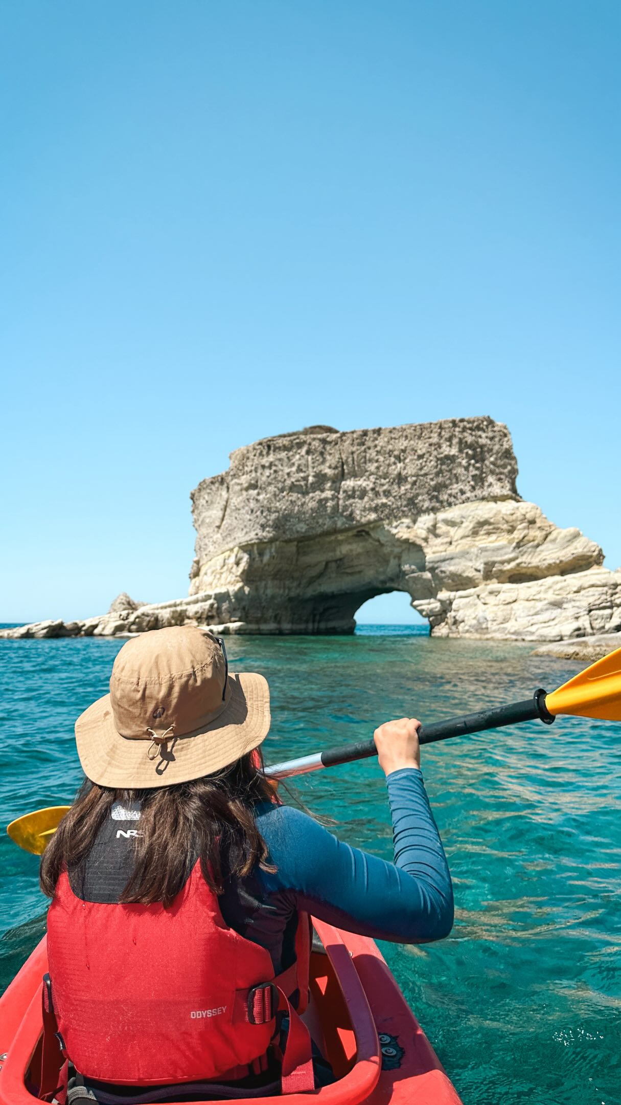 Paddling along Milos’ unreal coastline 🇬🇷🚣♀️