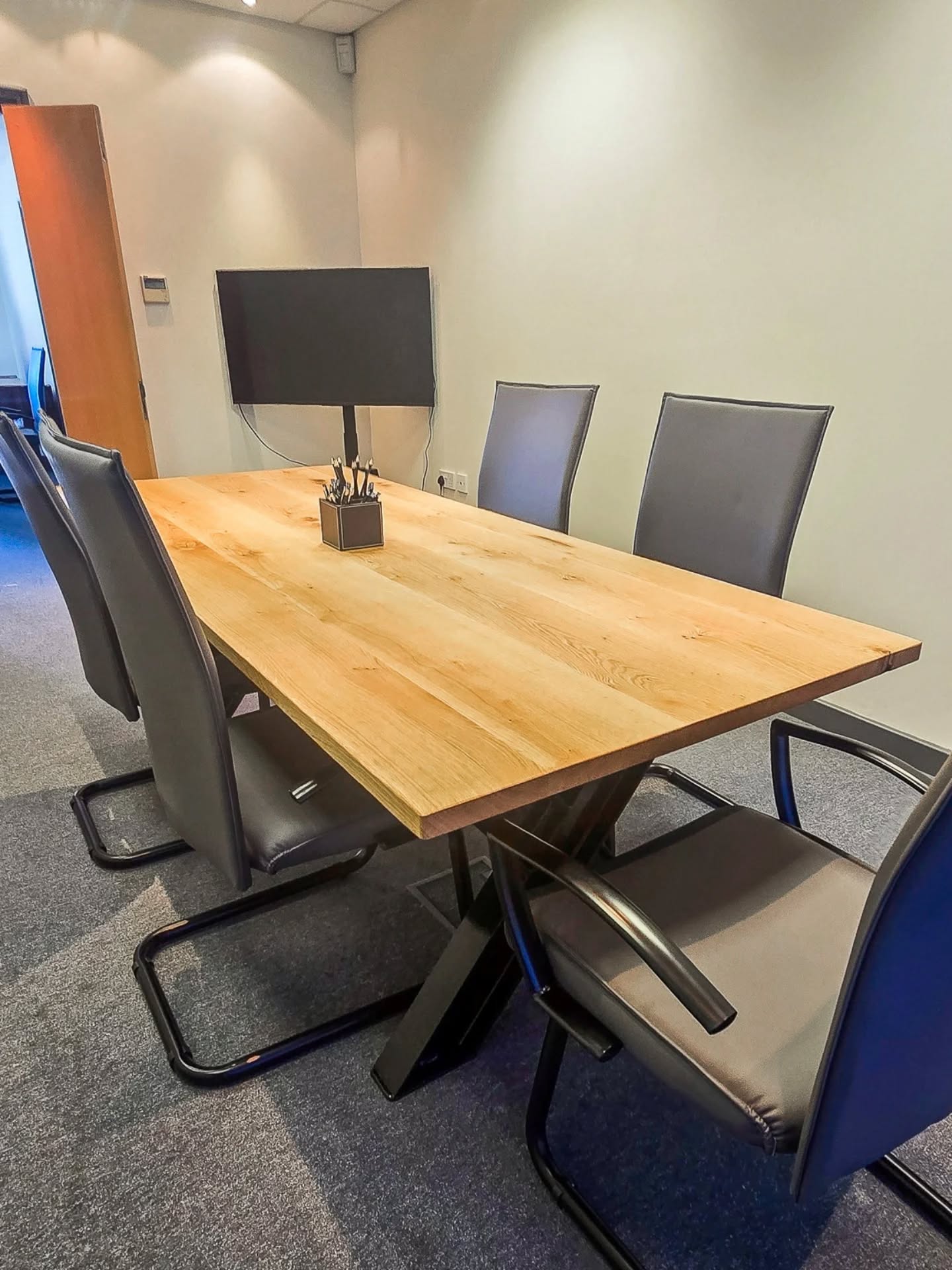 From workshop build to boardroom centrepiece ✨
Solid oak top, handcrafted steel base, and built to handle years of meetings, ideas, coffees, and deadlines.
Simple, clean, and made to last 🤝
.
.
.
#oaktable #industrialfurniture #conferencetable #officeinterior #boardroomtable