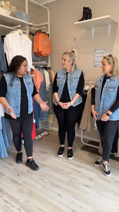 Live-Show mit Special Guest @nena_beautycoach 🥰
#liveshopping #fashionlover #damenmode #instafashion #curvyfashion