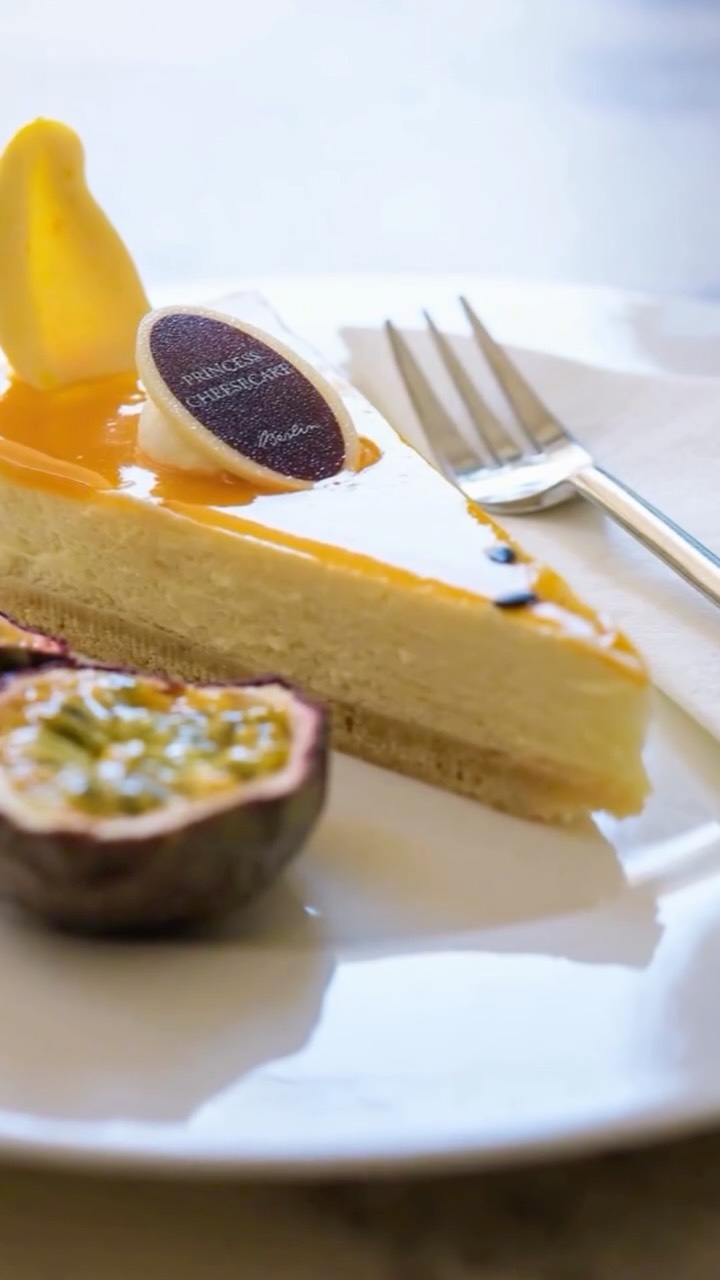 Wer braucht schon Klassikern hinterherzutrauern, wenn man das Original neu interpretieren kann? Unser „It’s not Solero, it’s Passion“ ist die Antwort auf alle Sommerträume. 🍦🍰
Stellt euch vor: Die exotische Frische von reifer Passionsfrucht trifft auf eine cremig-leichte Käsekuchen-Füllung, die auf der Zunge schmilzt wie ein Sommertag in Berlin. Es ist fruchtig, es ist frech und es hat diese ganz besondere Note, die süchtig macht.
Warum wir es so lieben? Weil es die perfekte Balance zwischen spritziger Säure und samtiger Süße hält. Ein Biss und ihr seid gedanklich direkt im Urlaub – ganz ohne Kofferpacken. ✈️🌴
Habt ihr unsere leidenschaftliche Interpretation schon probiert oder seid ihr noch im „Solero“-Modus? Kommt vorbei und lasst euch von der Passion anstecken!
Hashtags: #ItsPassion #PrincessCheesecake #NotSolero
