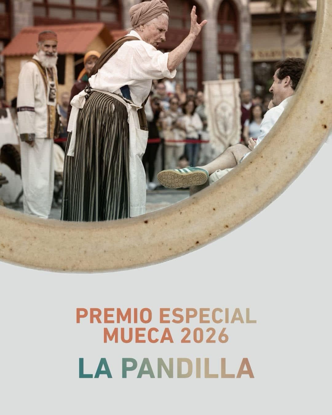 «ANTES DEL NOMBRE» 🎭
El pasado fin de semana, nuestro director Oswaldo Bordón, acompañó y dirigió el proceso artístico de la pieza «Antes del Nombre» creada junto a @teatrolapandilla2.0 colectivo reconocido con el Premio Especial MUECA 2026 por su compromiso, cercanía y aportación al espíritu comunitario del festival 🫂
Una obra nacida desde la investigación teatral sobre Puerto de la Cruz, su gente y su memoria, construida entre relatos y escenas cotidianas ✨
Felicidades, a todo el equipo, por este reconocimiento tan merecido, y gracias a @festivalmueca por seguir dando espacio a proyectos que fortalecen la creación colectiva y el encuentro con la comunidad.
#MUECA2026