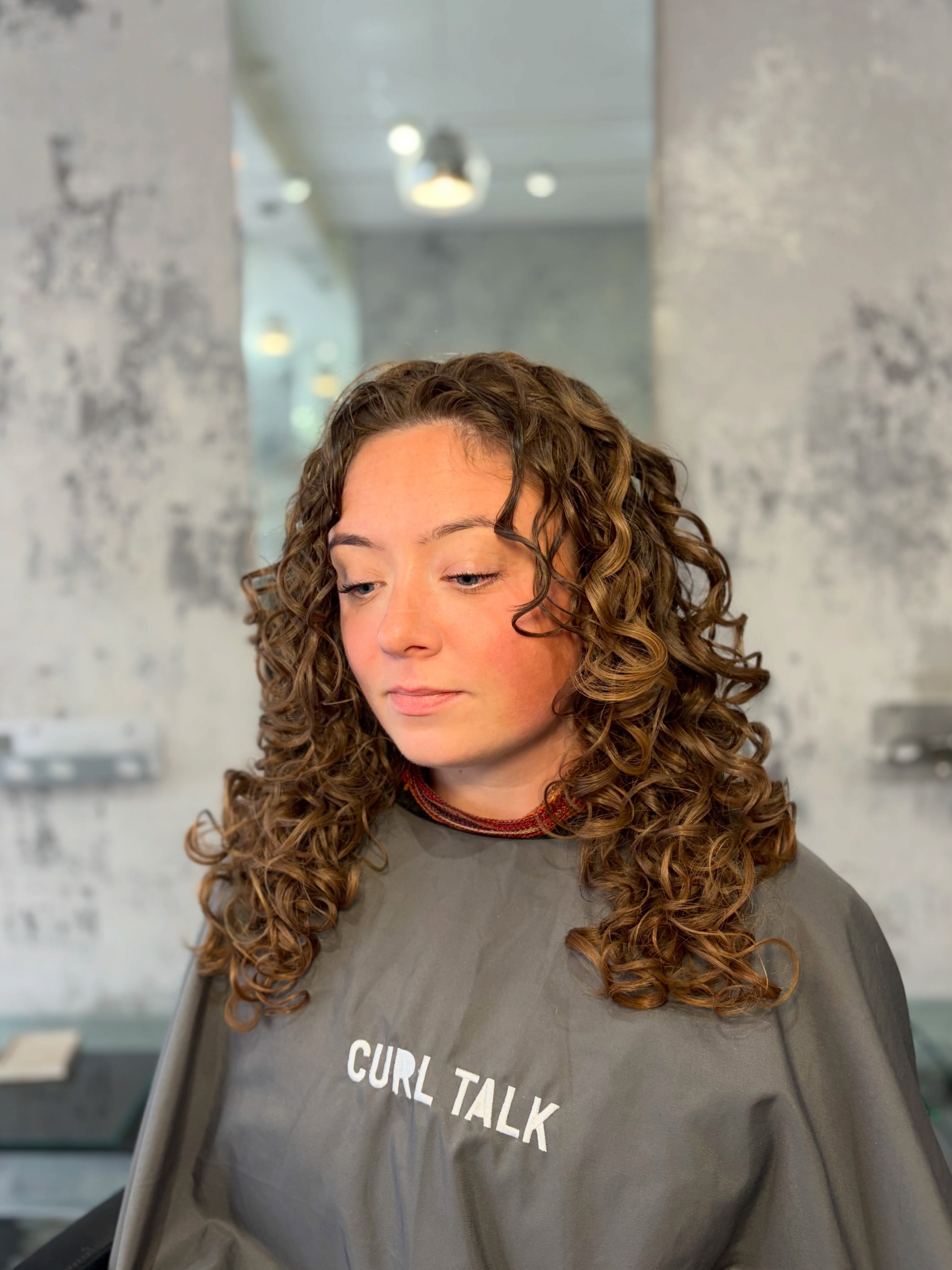 The inspo was a shaggy / wolf cut style but more versatile so she could wear it up for her job and we compromised for the perfect look … she was over the moon !!! 💜🤏
#curltalk #curlyhairspecialist #london #explore