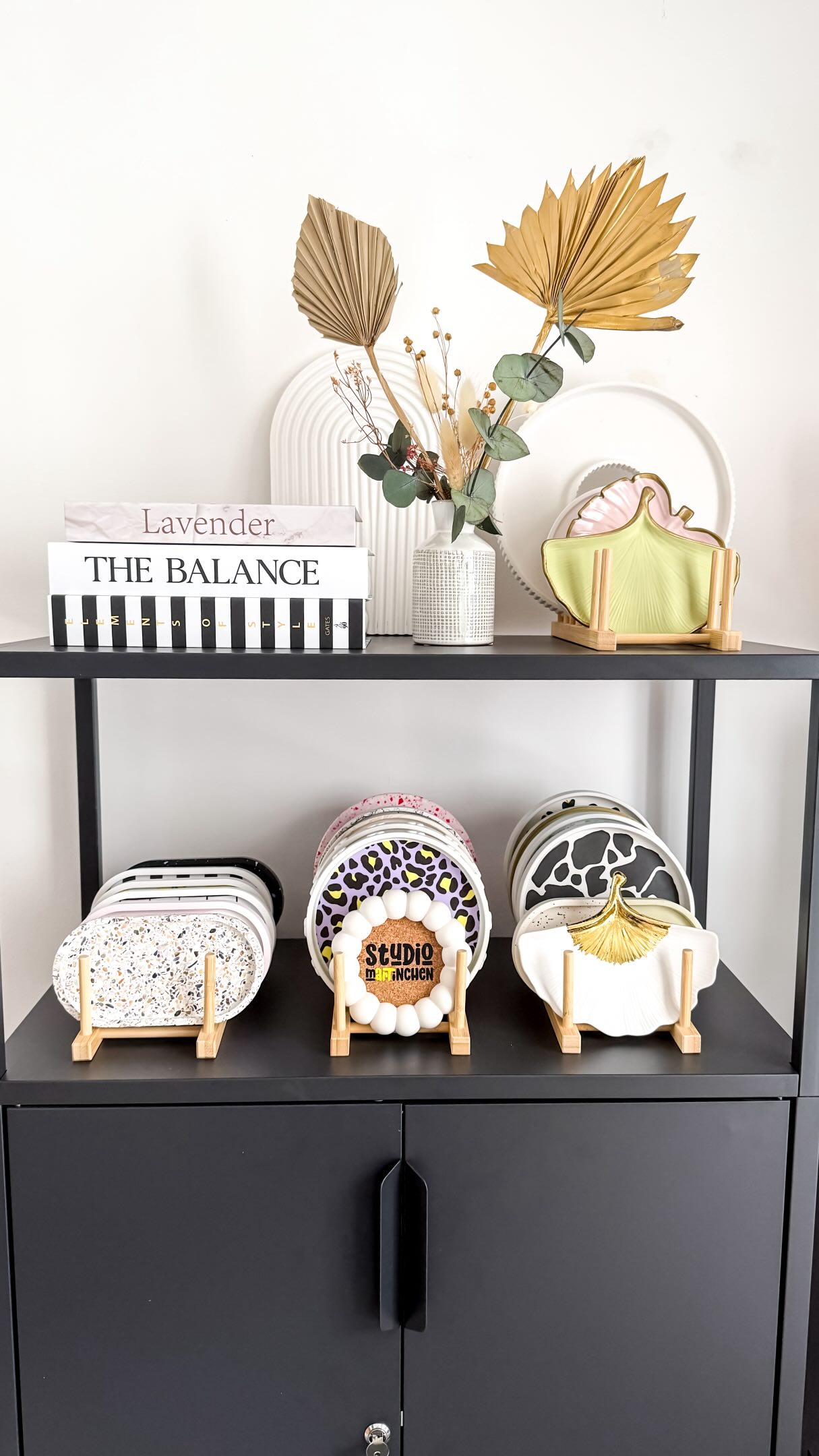 Werbung | MEINE TOP IKEA TIPPS
Heute zeige ich euch zwei meiner absoluten Ikea Lieblingsprodukte für die Aufbewahrung und Präsentation von Handmade-Schätzen!
❤️ Das stapelbare Schuhaufbewahrungs-Gitter
GREJIG nutze ich am liebsten als Trocknunsgitter.
💛 Mit dem Bambus Tellerhalter OSTBIT lassen sich meine gegossenen Werke nicht nur sortieren, sondern auch toll in Szene setzen.
Perfekt auch für die Präsentation in Selbstbedienunghäuschen,
-Schränken und auf Märkten 🥰
#diy #ikeahack #ikea #raysin #ikeahacksandideas