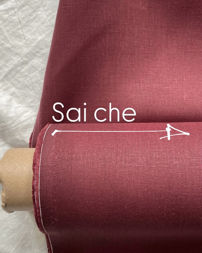 Sai che…
.I capi che scegli sono fatti di tessuti pregiati che cerchiamo e acquistiamo da eccedenze produttive di aziende lusso e confezioni sartoriali maschili
.filotrama respira nei tessuti, son loro che guidano la progettazione e definiscono il gusto delle storie che vi proponiamo
. Il gusto formale e contemporaneo delle linee filotrama si nutre di un amore infinito per l’abbigliamento sartoriale maschile, e quindi i tessuti non potevano che arrivare da quel mondo
.Le qualità proposte son in piccole quantità e, una volta terminate, non tornano disponibili, un valore aggiunto perché ogni tessuto può vivere in pochi capi regalandoti un armadio esclusivo
.Ti vesti di fibre naturali, quelle che fanno stare te e la tua pelle: lana, alpaca, mohair, cashmere, lino, cotone
.Un tessuto ben fatto per gusto e tessitura, ti assicura un capo che sarà parte di te per lungo tempo.
I tessuti di pregio richiedono cura, si donano a te in tutta la loro bellezza solo se trattati bene!
E quella cura parte dalla ricerca delle qualità da proporti.
E’ un lavoro attento detto di tempo e passione, occhi che studiano e riconoscono, mani che sentono tutto di qui tassuti che si faranno capi, i tuoi capi.
E sono sicura che senti QUANTO ti porti addosso!
#formalstyle#luxuryfabric#sartorialelegance