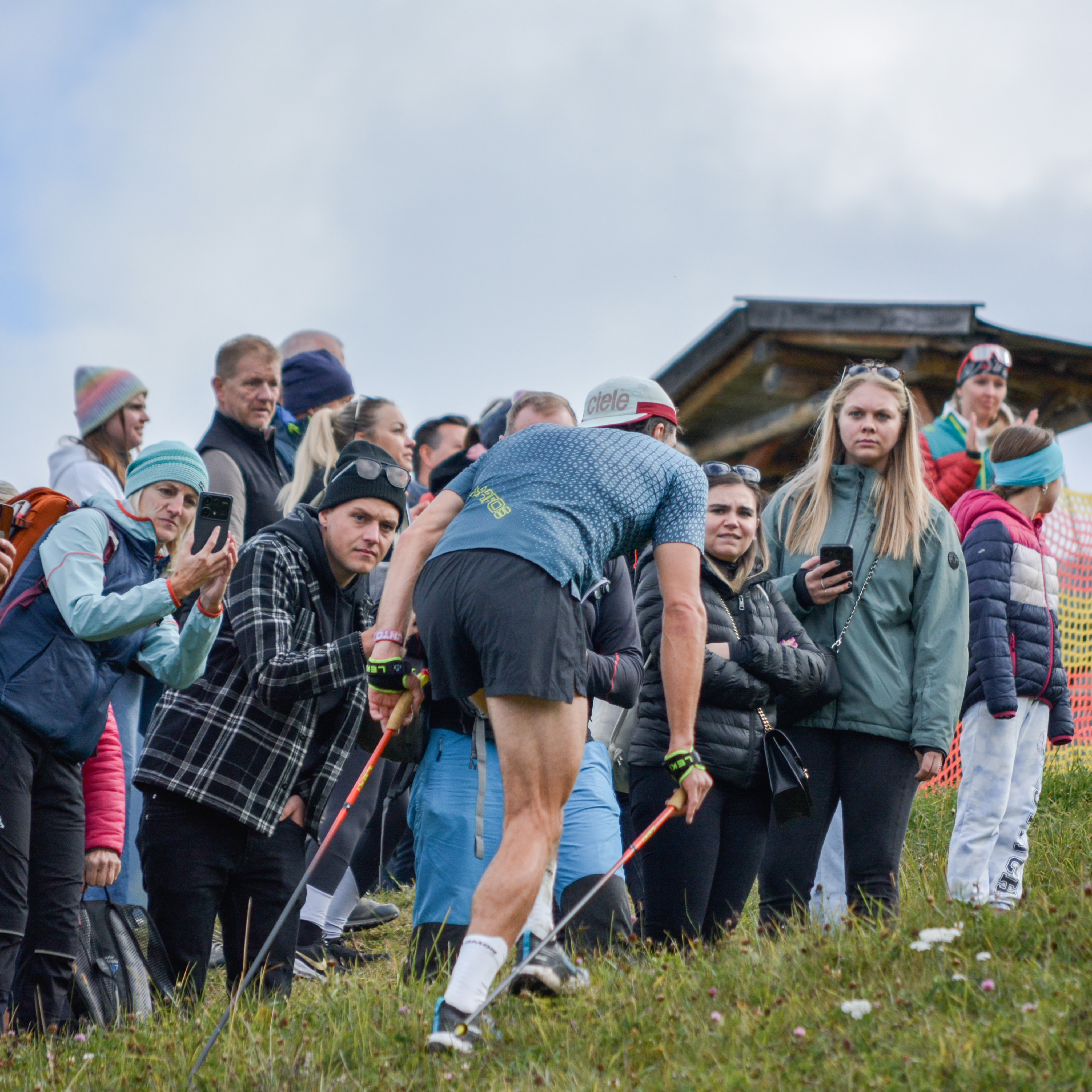 🔥 Mehr als die Hälfte aller Startplätze sind bereits vergeben – UNGLAUBLICH! 🙌
Beim BEINHOAT treffen die besten Skyrunner der Welt auf leidenschaftliche Hobbysportler. Genau das macht dieses Rennen so besonders: internationale Elite, echte Bergfreaks und alle, die die Herausforderung lieben – gemeinsam am Fulseck @dorfgastein. 🌍⛰️
2026 wird das BEINHOAT zum großen Finale der internationalen „International Skyrunning Federation“! ⚡@skyrunningfederation
Am 17.10.2026 trifft sich die internationale Skyrunning-Szene in Dorfgastein – und DU kannst mitten drin sein!
Spüre die Atmosphäre, pushe deine Grenzen und miss dich mit den Besten der Welt auf dem Weg aufs Fulseck! 🏔️🔥
Sichere dir jetzt deinen Startplatz, bevor es zu spät ist! 🚀
📅 17.10.2026
📍 BEINHOAT – Dorfgastein
👉 Jetzt anmelden!
#beinhoat #beinhoatdasvertical