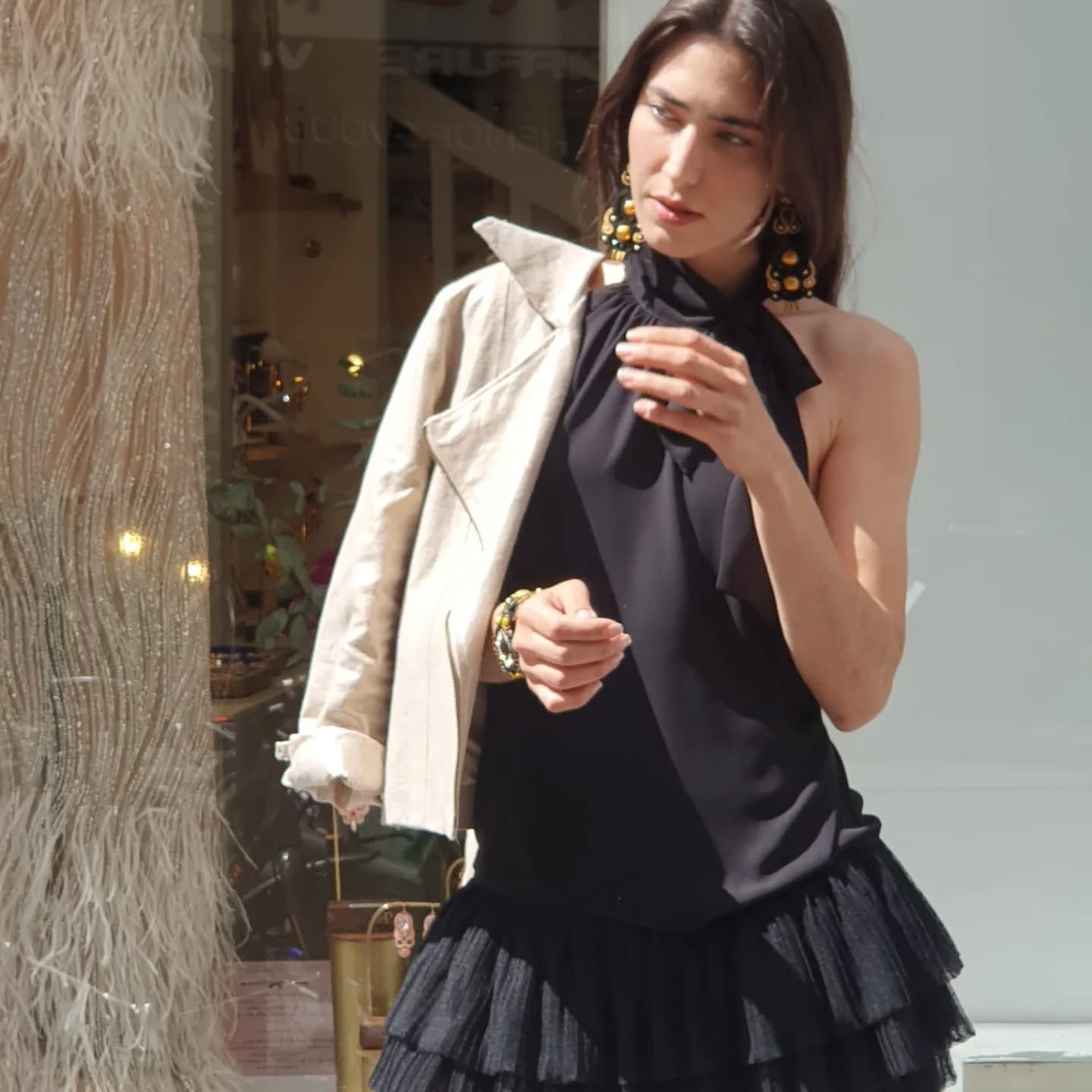 Last day at 42 rue du Cherche-Midi Paris 6 !
This week passed like one of those Parisian interludes you wish could last a little longer.
Thank you to Caroline Bouvier for her singular world , more than fifteen years of collaborations, fashion shows, bold ideas and creations imagined together.
Some encounters simply stand the test of time.
To Aude Pollet for her warm welcome in this rare and vibrant place, where you instantly feel at home.
And then Julia Charlet…
Her quiet grace, her presence, the way she brings every silhouette to life without ever overdoing it. More than ten years alongside Caroline’s universe and it becomes immediately clear why.
Paris as we love it.
Alive, elegant, and slightly out of time.
Dernier jour au 42 rue du Cherche-Midi Paris 6.
Cette semaine a filé comme une parenthèse parisienne que l’on aurait aimé garder un peu plus longtemps.
Merci à Caroline Bouvier pour son univers si singulier, plus de quinze ans de collaborations, de défilés, d’idées folles et de créations partagées.
Certaines rencontres deviennent des évidences qui traversent le temps.
À Aude Pollet pour son accueil dans ce lieu rare, chaleureux et profondément vivant, où l’on se sent immédiatement bien.
Et puis Julia Charlet…
Sa grâce tranquille, sa présence, sa manière de faire vivre chaque silhouette sans jamais en faire trop. Plus de dix ans qu’elle accompagne l’univers de Caroline, et on comprend instantanément pourquoi.
Paris comme on l’aime.
Vivante, élégante et un peu hors du temps.
#BijouxBrodes
#HandmadeJewelry
#FrenchCraft
#StyleParisien
#rivegauche