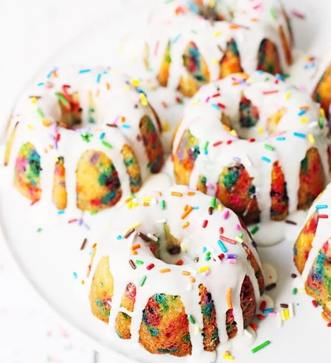 Looking for the perfect afternoon sweet treat? 🧁✨
Swing by the bakery on your way home and grab one of our VEGAN & GLUTEN FREE Birthday Cake Bundts!! 🎂🌈
Not only are they allergy friendly and made with better-for-you ingredients, but they’re also SO delicious 🤤
Soft, moist, fluffy, and topped with just the right amount of sweetness!
Freshly baked THIS morning and ready for you in our showcase now!! 💕