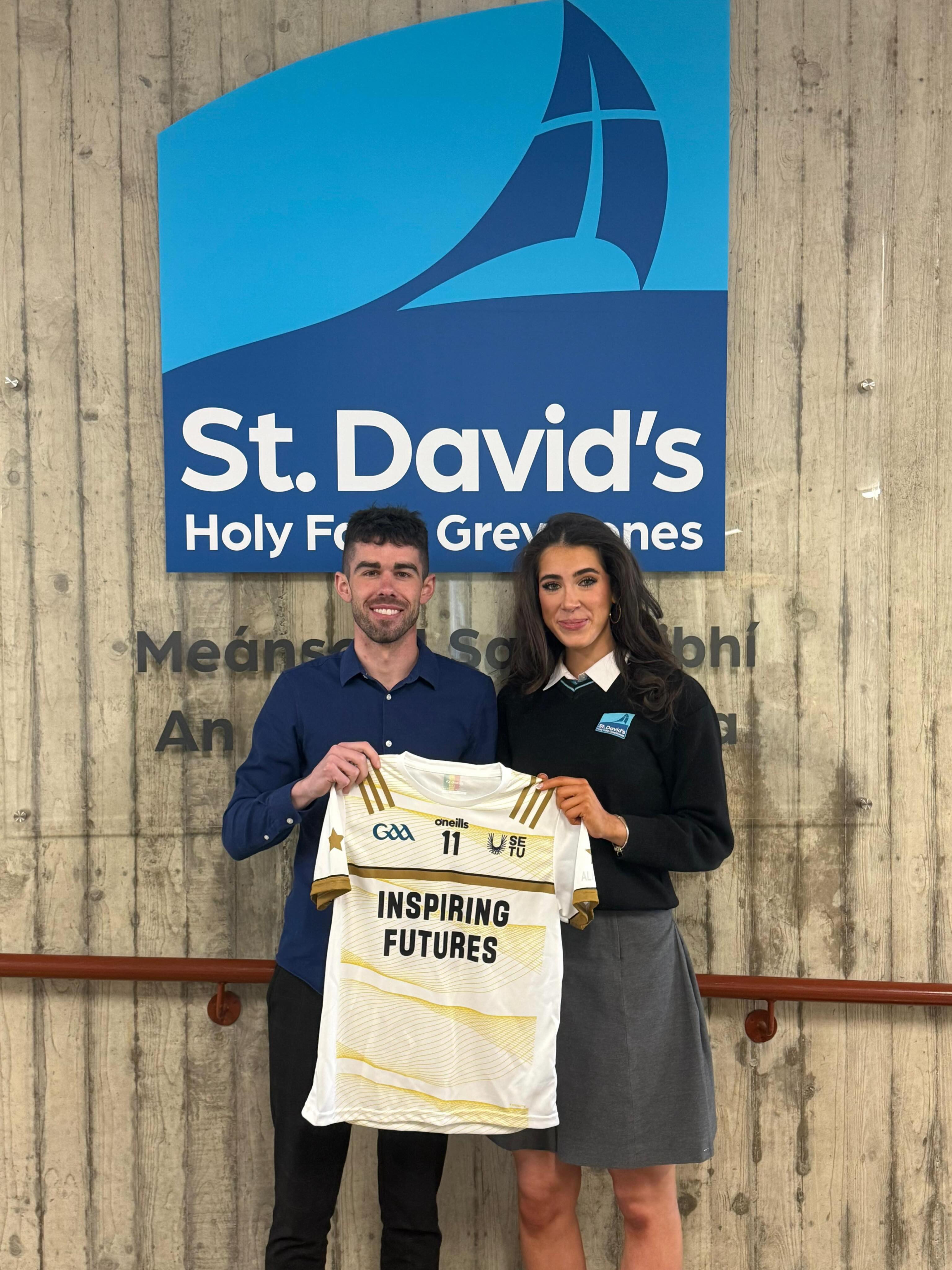 Congratulations to Lauren O’Leary who was presented with her Player of the Tournament jersey by Mr. Geoghegan for her performances at the @setucarlowgaa Leinster 7’s Blitz in April 👏👏
Well done Lauren!