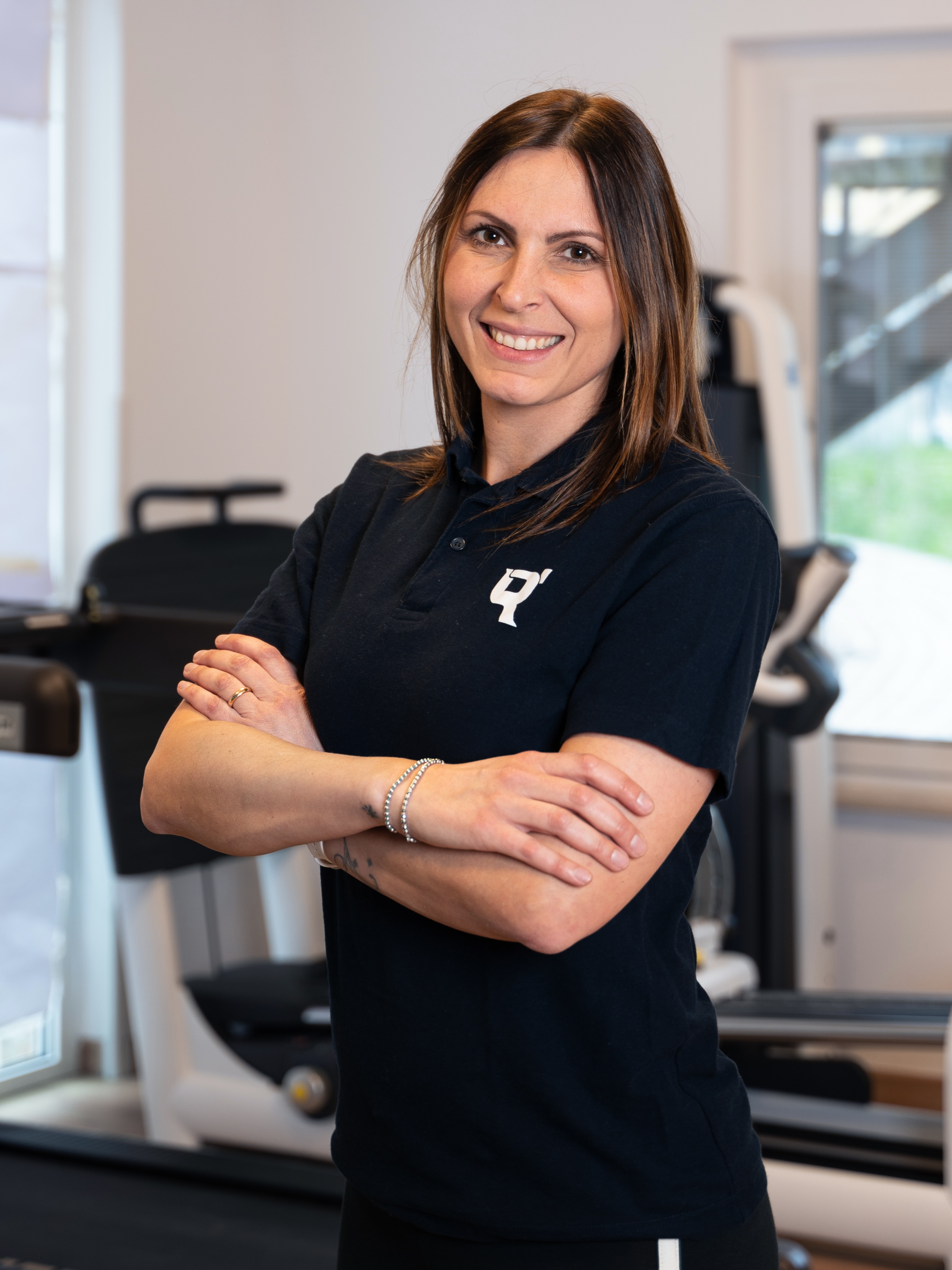 ✨ “Non diventa più facile, sei tu che diventi più forte.”✨
Ciao, sono Sara Giuliodori!
Sono chinesiologa clinica, professionista dell’esercizio fisico e fondatrice di Studio RiEDUCA.
Per 14 anni ho giocato a pallavolo in Serie A2 🏐 e proprio lo sport mi ha insegnato quanto sia importante prendersi cura del proprio corpo… non solo per la performance, ma soprattutto per stare bene.
Nel mio percorso ho vissuto infortuni, recuperi, allenamenti, sacrifici e ripartenze. Da lì è nata la passione per la prevenzione, la rieducazione funzionale e l’esercizio fisico adattato. ✨
Oggi accompagno persone di ogni età in percorsi personalizzati, aiutandole a ritrovare benessere, forza, equilibrio e consapevolezza del proprio corpo.
Seguo anche donne in gravidanza e nel post parto con programmi studiati per vivere ogni fase in sicurezza e serenità. 🤍
Credo tanto nel lavoro di squadra e nell’importanza di sentirsi accolti, ascoltati e seguiti passo dopo passo. Per questo è nato Studio RiEDUCA: un progetto multidisciplinare con l’obiettivo di aiutare ogni persona a raggiungere i propri traguardi. 🌿
Perché sì… il movimento può davvero cambiare il modo in cui ci sentiamo ogni giorno. ✨
Se vuoi scoprire l’allenamento più adatto a te, siamo qui per aiutarti.
📩 Scrivici in direct e iniziamo insieme il tuo percorso.
#Chinesiologa #EsercizioFisico #RieducazioneFunzionale #urbino #Movimento