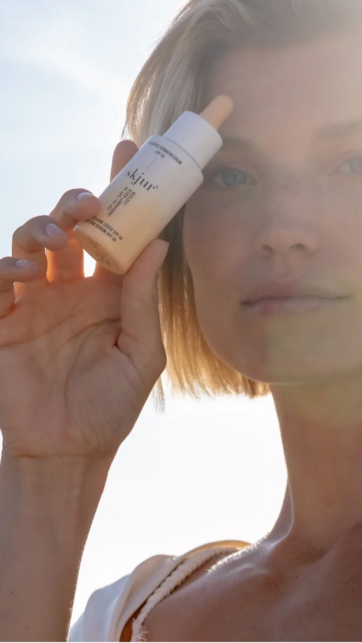 Erlebe mit dem skjur® Sonnenschutz Serum LSF 50 eine neue Ära.☀️
Leicht, nicht fettend und ideal für sensible Haut.
✓ Starker Schutz vor UVA & UVB Strahlen
✓ Unterstützt Feuchtigkeit & Hautbarriere
✓ Kein Fettfilm oder Weißschleier
✓ Ideal unter Make up
Jetzt auf skjur.shop entdecken.