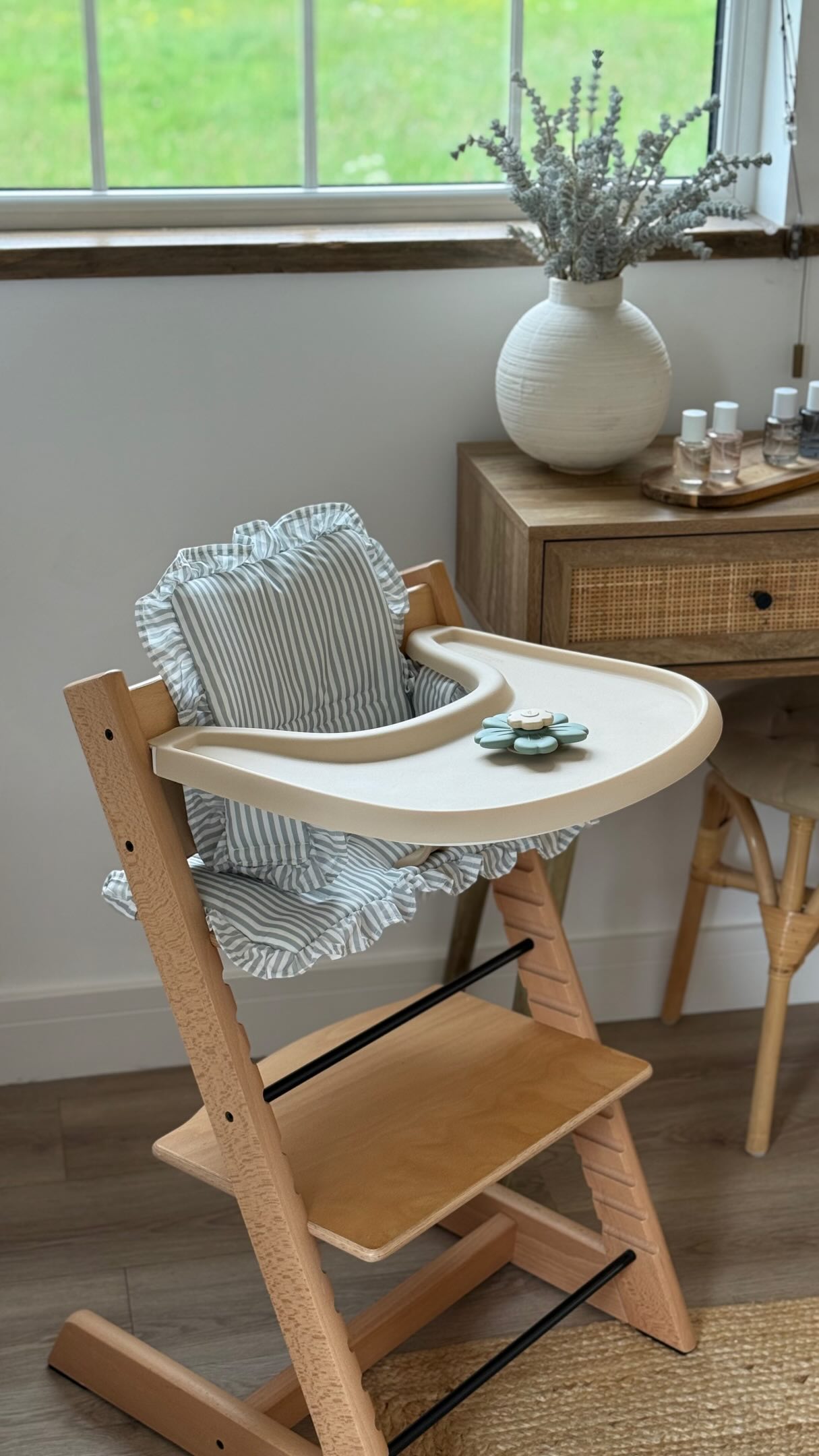 The cutest additions to your stokke tripp trapp😍!
🎥: Sage stripe wipeable cushion, vanilla coverall placemat, flower fidget toy. 🫶
.
#greyfoxdesigns #stokke #hack #smallbusiness #tripptrapp