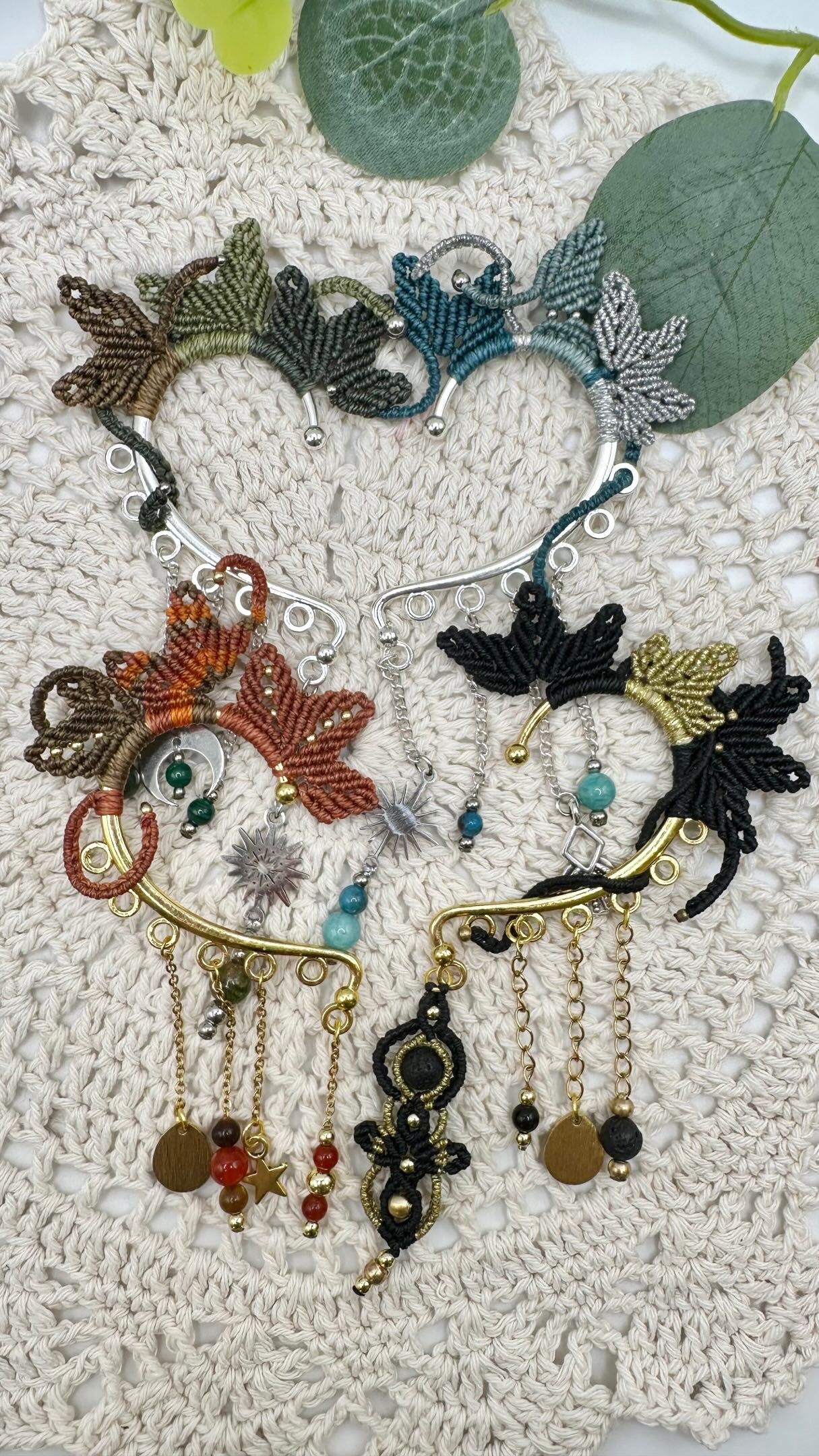 Il était temps que les fées aient aussi leurs bijoux d’oreilles… ✨
Entre feuilles, perles, ou autres babioles scintillantes, ces ear cuffs sont nés quelque part entre la forêt, la lune… et mon atelier. 🌿
Tu es de quelle team ? 🧝♀️