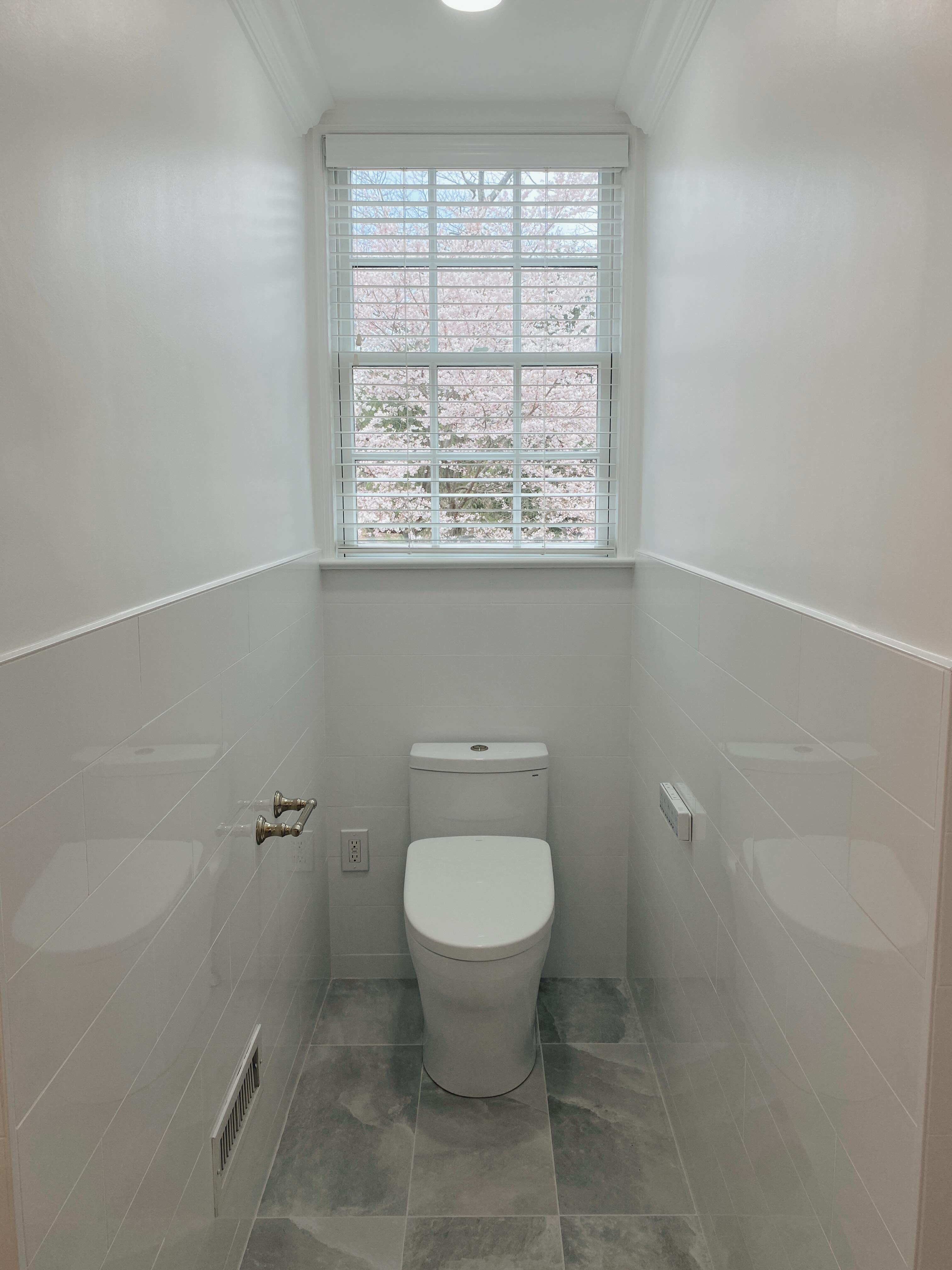 Check out this serene bathroom transformation! From Ivory to ✨sparkling✨
#whitebathroom #renovation #beforeandafter