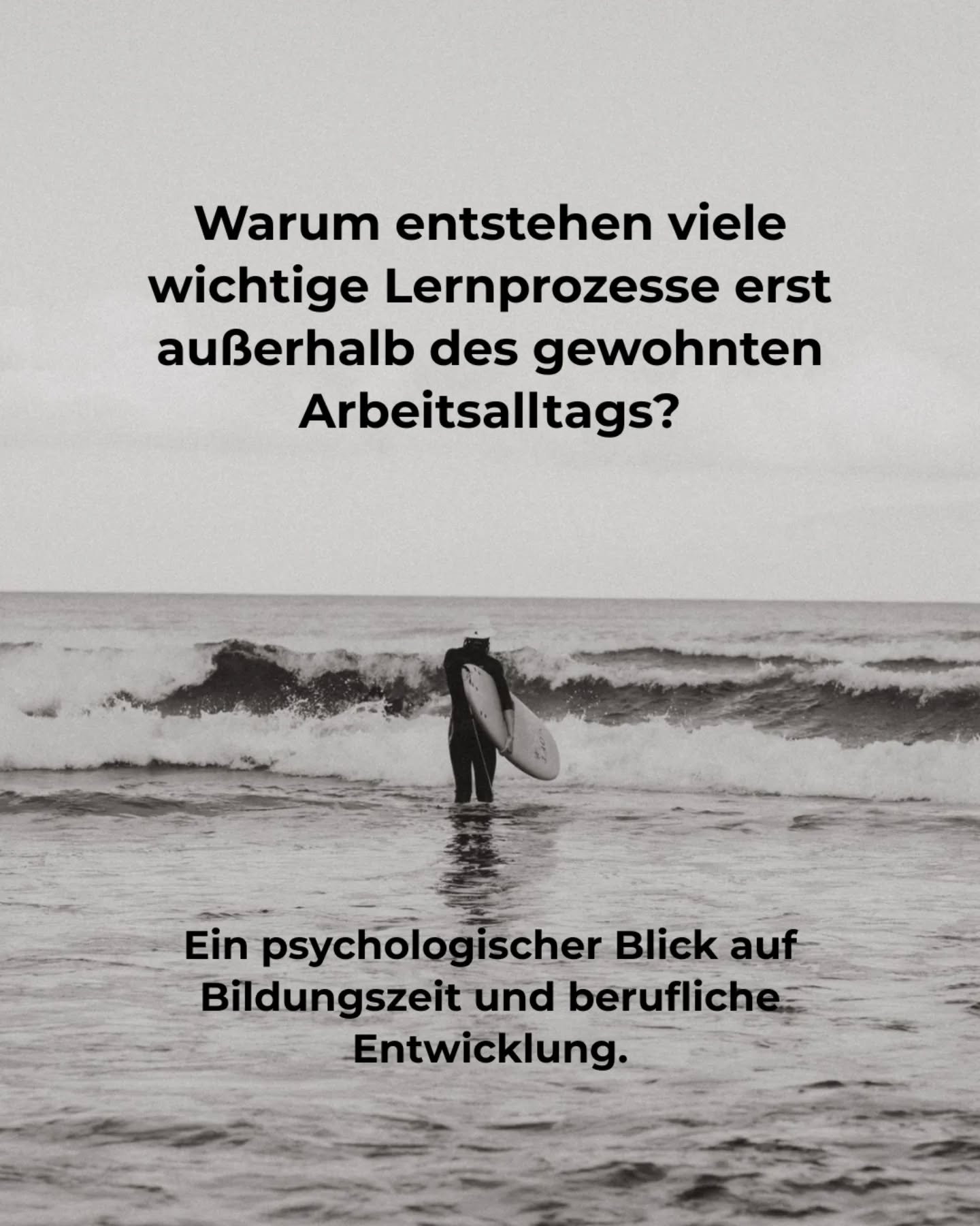 Nachhaltige Lernprozesse benötigen Erfahrungen, Reflexion und die bewusste Auseinandersetzung mit neuen Situationen.
Genau hier setzt Bildungszeit an.
Fernab des gewohnten Arbeitskontextes entstehen Räume, in denen berufliche Belastungsmuster, Stressreaktionen und eigene Handlungsstrategien bewusster wahrgenommen und reflektiert werden können.
Erfahrungsbasierte Lernsettings können dabei helfen,
• die eigene Selbstregulation zu stärken
• flexibler mit Unsicherheit und Belastung umzugehen
• neue Perspektiven auf berufliche Herausforderungen zu entwickeln
• den Transfer in den Arbeitsalltag bewusster zu gestalten.
Unsere Seminare verbinden strukturierte Wissensvermittlung mit praxisorientierten Lernformaten aus der Stress- und Resilienzforschung.
Denn berufliche Weiterentwicklung bedeutet nicht nur fachliches Lernen, sondern auch die Fähigkeit, unter anspruchsvollen Bedingungen handlungsfähig zu bleiben.
Habt ihr euren Bildungsurlaub für 2026 bereits geplant?
#Stressmanagement #Resilienz #Bildungsurlaub #Surfen #Yoga