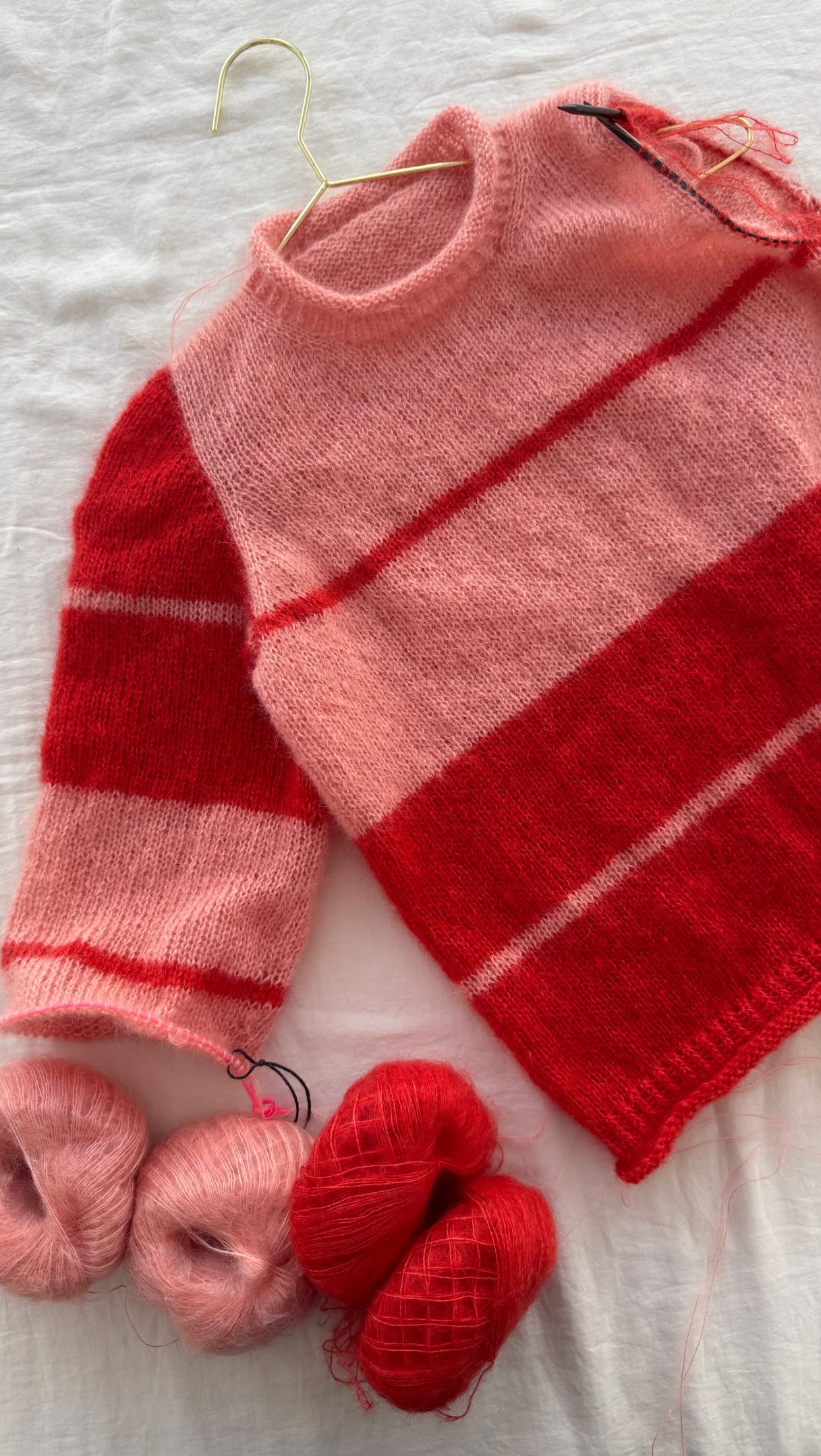 The perfect sleeve cap: it’s all about how to pick up the stitches ✨
.
.
.
Pattern in progress by me - #theosweater - and coming by the end of May
.
Yarn: Kid Seta by @gepardgarn
.
Advertising
.
#knitting #knit #knittersgonnaknit #knittinginspiration