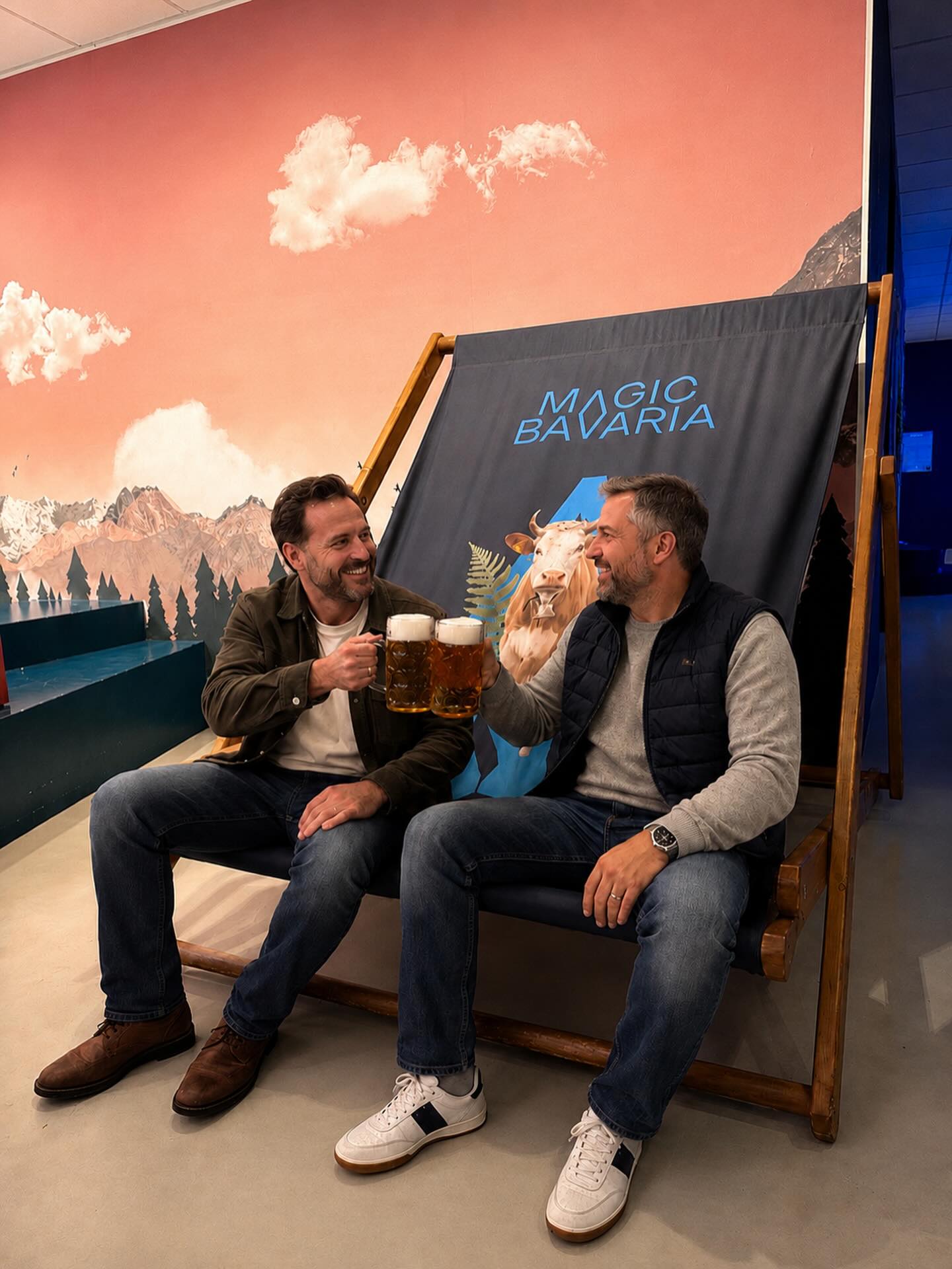 An alle Papas da draußen: Heute ist euer Tag 💙🍻
Für all die Dad-Jokes, die niemand hören wollte.
Für die „Ich trag das schon“-Mentalität.
Für eure Stärke, euren Humor und dafür, dass ihr oft die heimlichen Helden im Alltag seid ✨
Heute feiern wir euch! 🙌🏼
Und weil ein besonderer Tag nach einer besonderen Challenge verlangt:
Stellt eure Papa-Power bei uns im Oktoberfest-Raum unter Beweis 💪🏼🍺
Haltet 8 Maßkrüge, macht ein Foto und zeigt es unserem Team – als Belohnung gibt’s ein gratis Bier! 🍻
Wer schafft’s? 😄
#magicbavaria #vatertag #münchen #oktoberfestfeeling #magicmoments