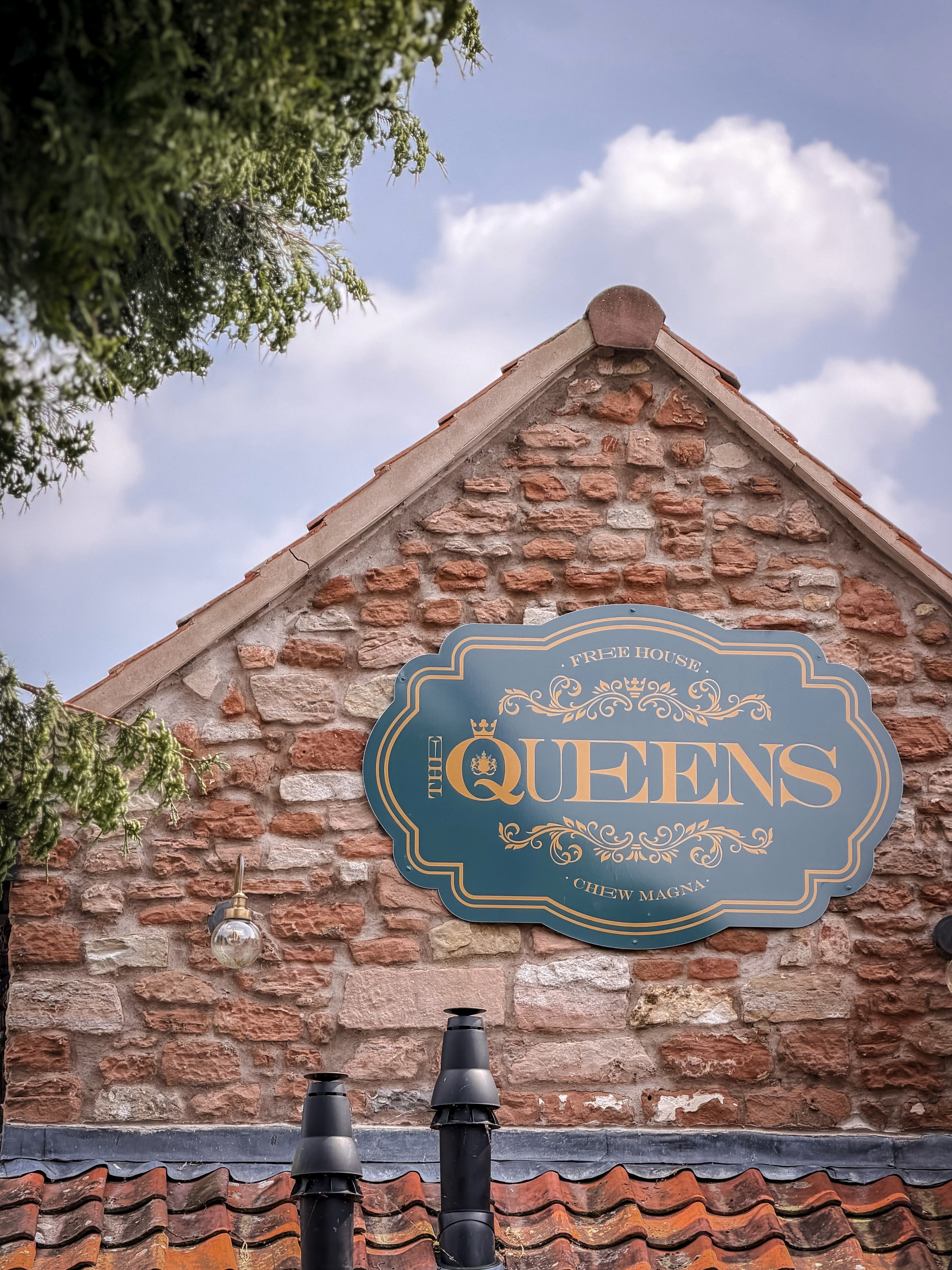 Happy Saturday from all of us at The Queens 🍻
The kitchen is open all day, the pints are pouring and there’s live sport today, including the FA Cup Final kicking off at 3pm ⚽️🏆
A pretty perfect excuse for a pub day if you ask us.