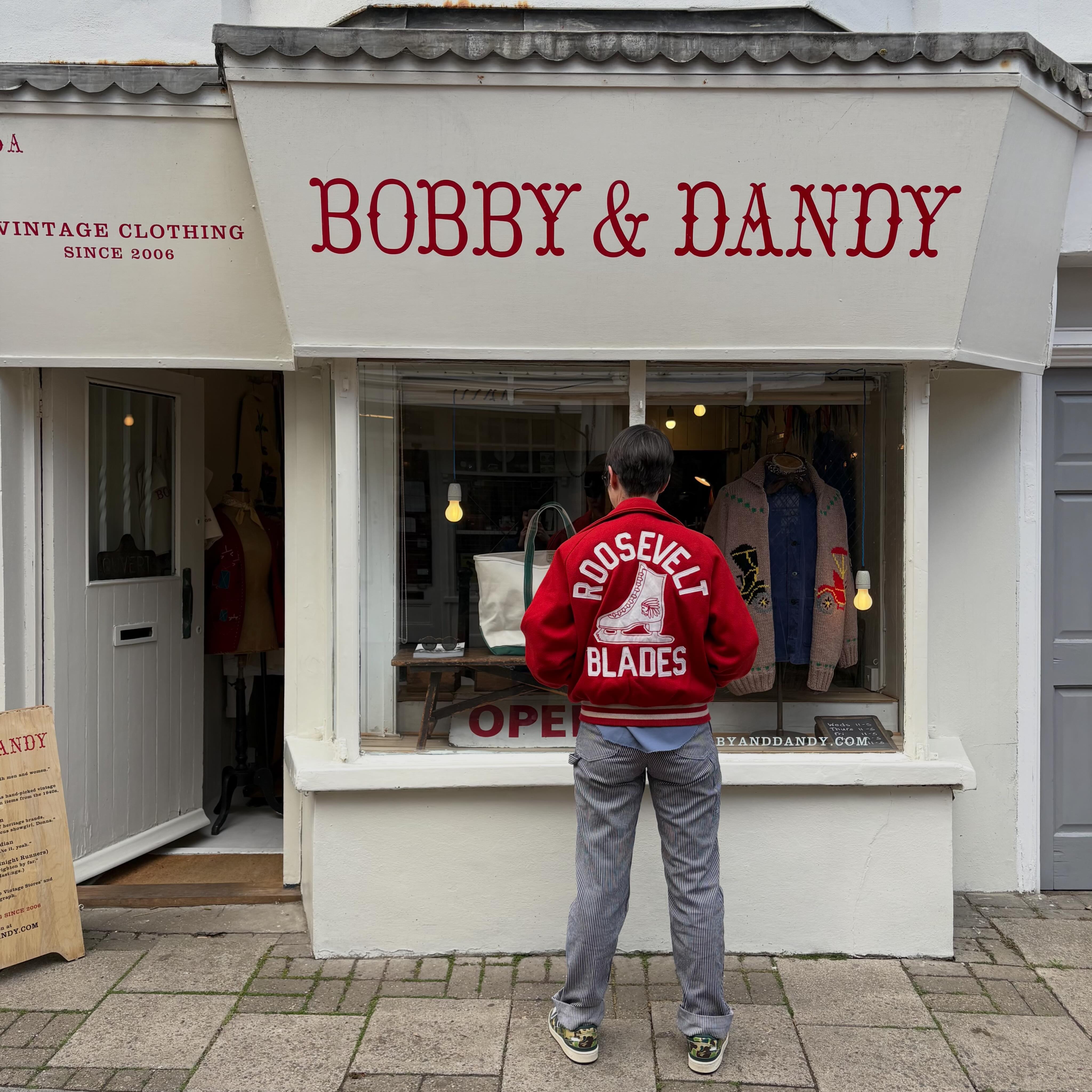 It was great to meet @lesley_cooper today who visited the shop sporting her vintage 1970s USA Roosevelt Blades ‘Richie’ varsity jacket which had been purchased online from Bobby & Dandy! ✌🏻 Looking good Lesley!
#vintagevarsity #varsityjacket #vintagevarsityjacket #rooseveltband #vintagewomemwear