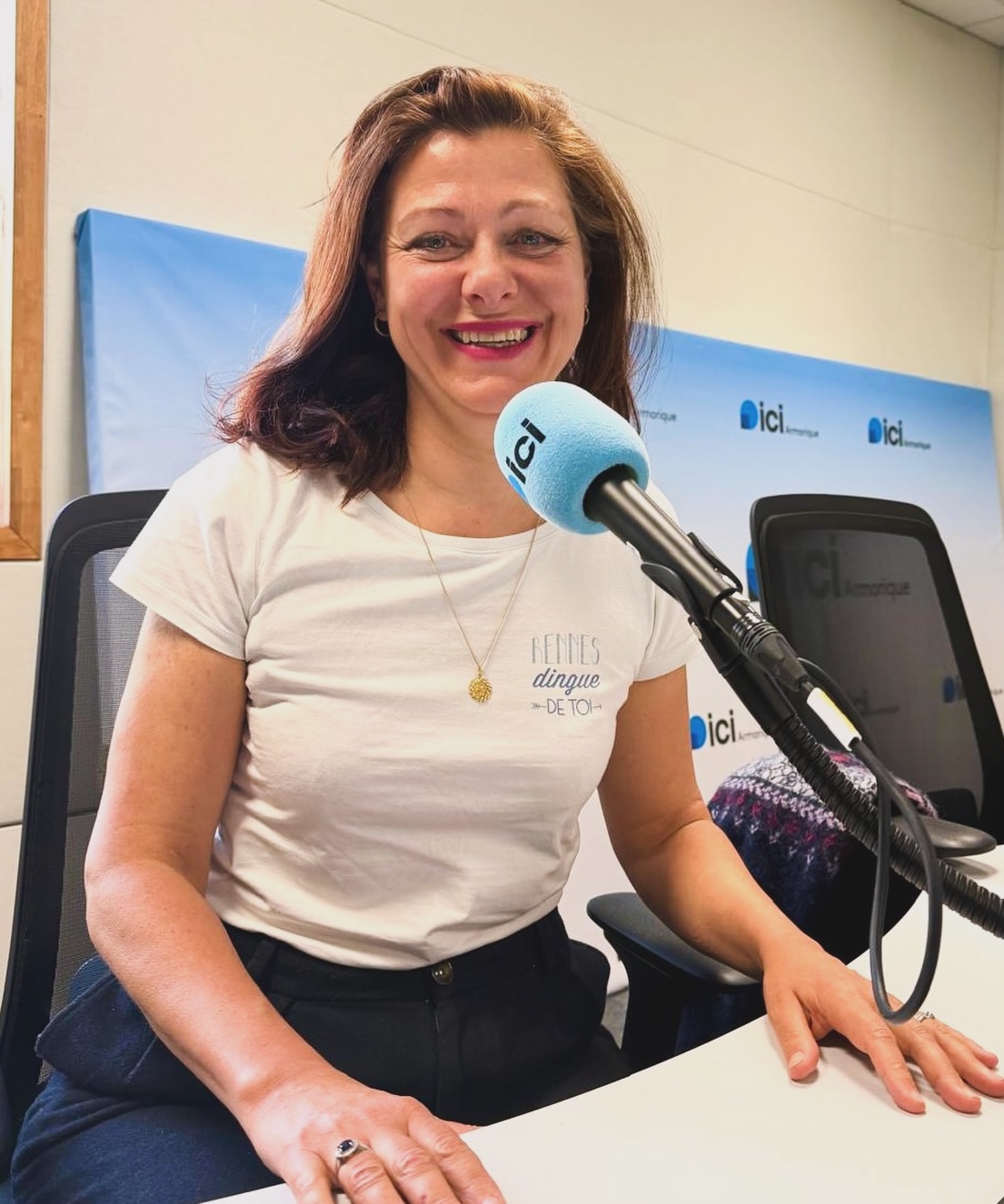 Allergies saisonnières au programme à la radio 🎙️🌿
Amour de Rennes aussi 💙
Merci à Sophie de la @pharmacie_st_helier_rennes pour ce joli clin d’œil avec notre T-shirt “Rennes dingue de toi“
#farbayeditions #rennesdinguedetoi #rennes #hellorennes #cotonbio
