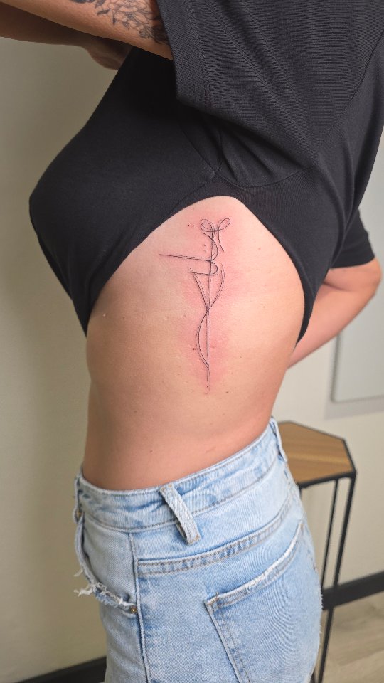 Een fineline tattoo met speelse dikke en dunne lijnen minimalistisch, maar met een mooie persoonlijke betekenis 🖤
De vlinder op haar arm heb ik trouwens ook eerder mogen zetten ✨
#finelinetattoo
#meaningfultattoo
#armtattoo
#tattooartist
#tattooinspo