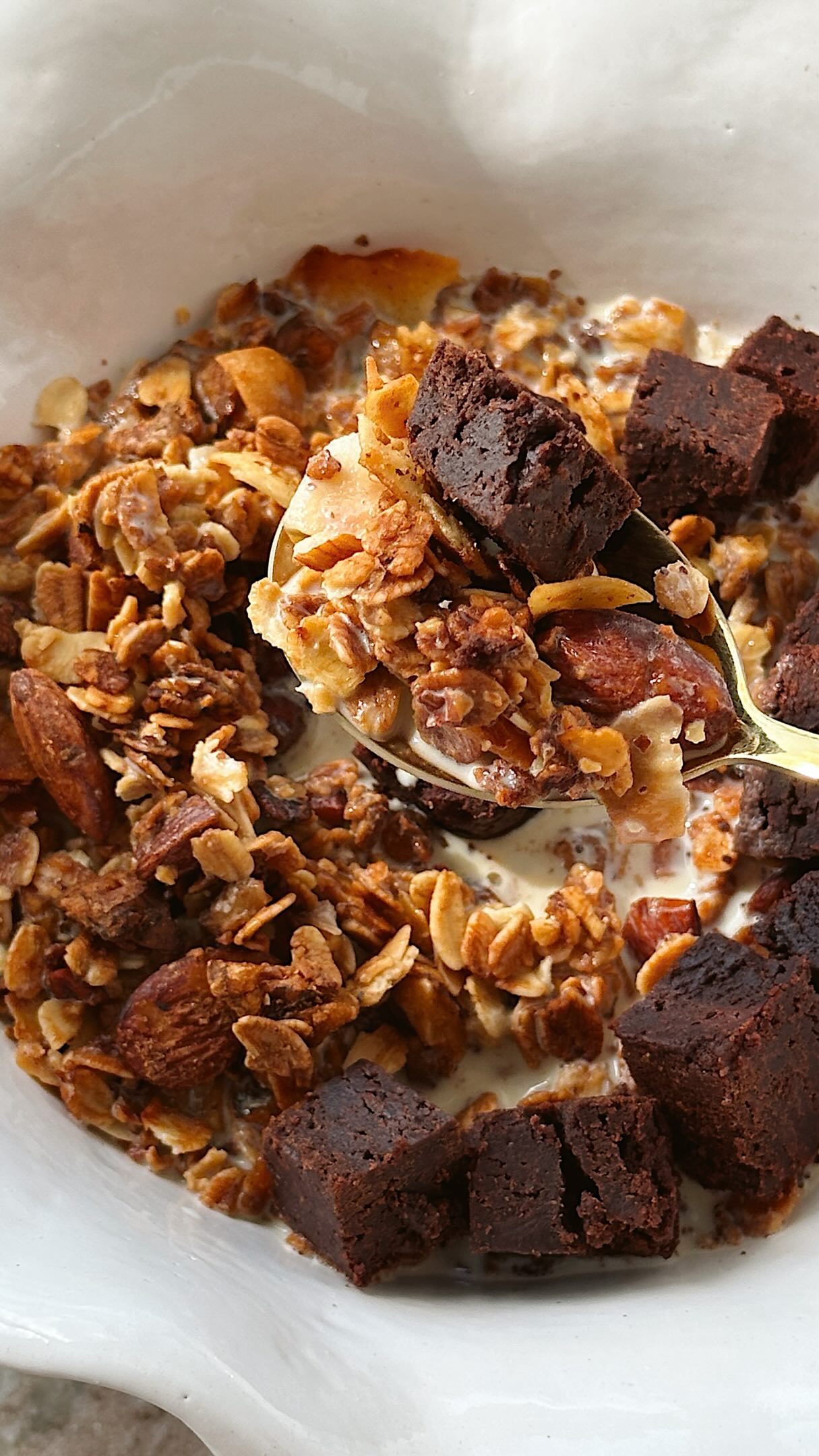Los antojos de mi esposo se ven así ¡WOW🤤!
¿Quien más es de este TEAM☝️?
Granola coco crunch • brownie • leche