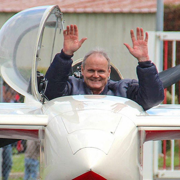 Ancien pilote de chasse, leader historique de la patrouille Reva et figure appréciée du monde des meetings aériens, Réal Weber est décédé mardi 12 mai 2026 dans le crash de son Rutan VariEze à Colmar. Il avait consacré sa vie entière à l’aviation.