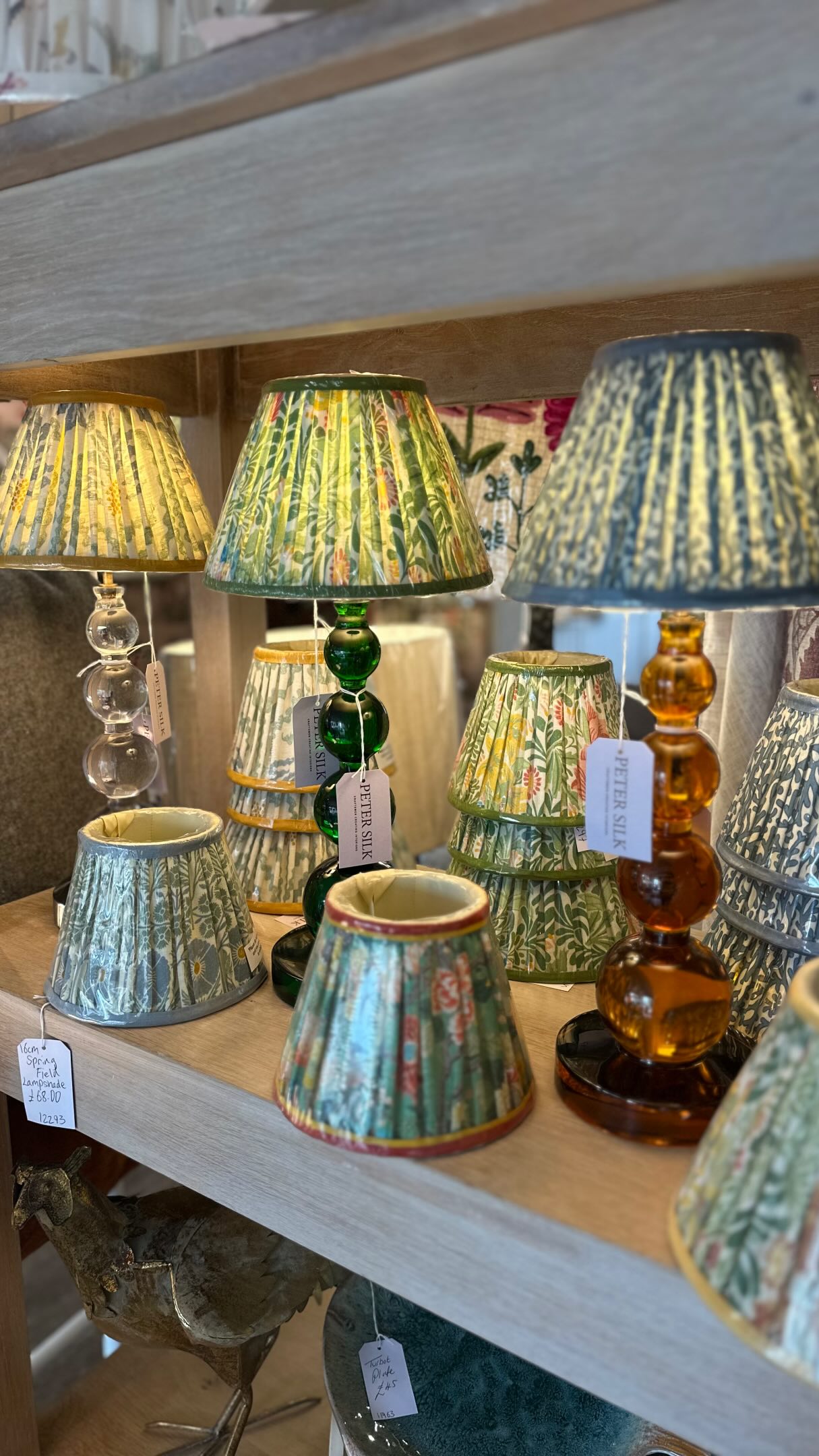 Warning: you may suddenly feel the urge to replace every lamp in your house… ✨
Lots of new lighting has arrived in the showroom and we’re obsessed! Colourful bases paired with gathered shades in the prettiest fabrics… and even better, some are rechargeable so they can be styled absolutely anywhere ✨
#lamps #lampshades #colourfuldecor #interiordecor #helmsley