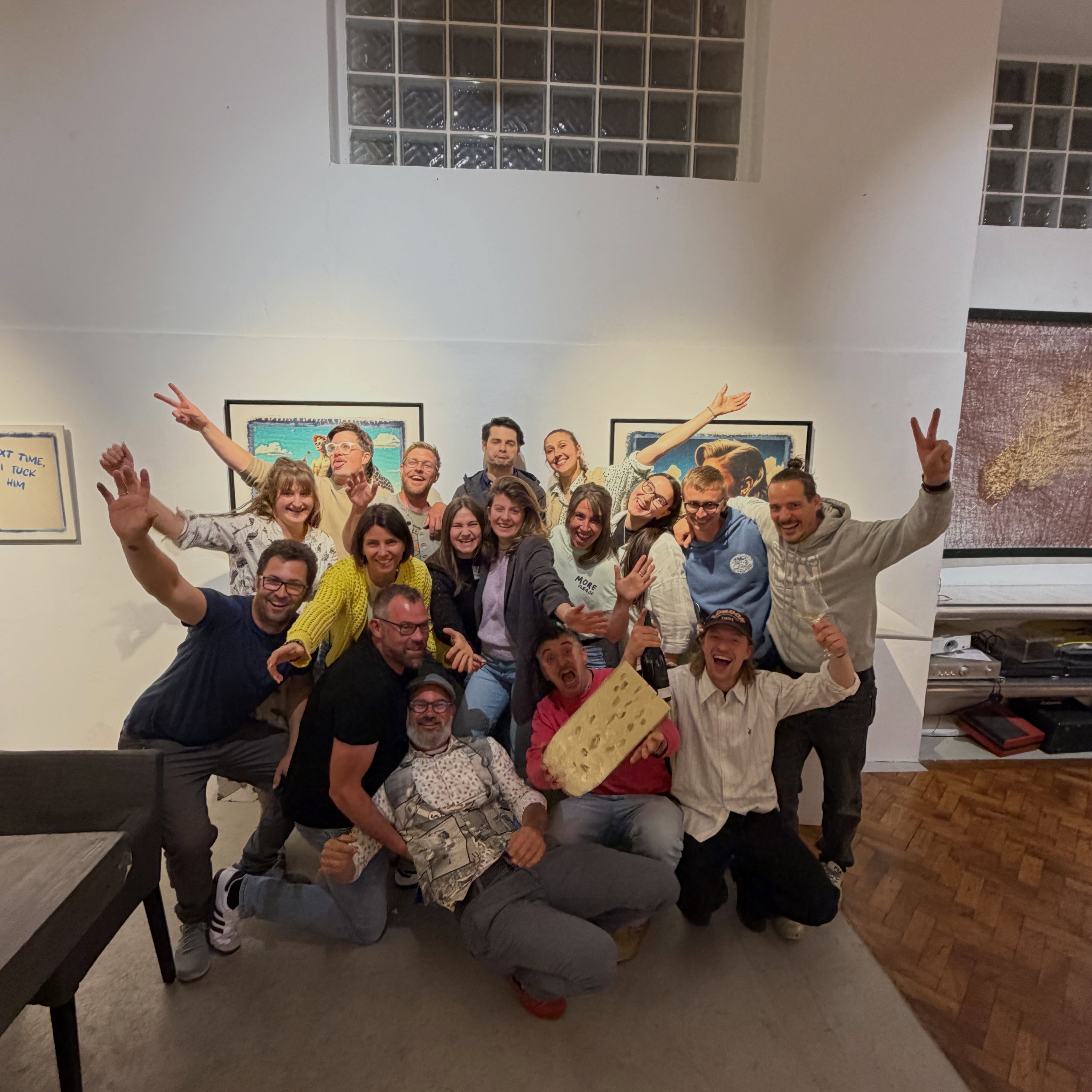 crew love❤️
kurzer throwback zu gestern: Vievinum vorglühen im Atelier Paul Landerl 🍷🎭
& heute bereits voll im Gange die @vievinum in der Hofburg!🎉
🦁 Meet the wild ones:
@bioweingutzederbauer | Stand 153
@weingut.thyri | Stand 152
@weingutmartinreinfeld | Stand 150
@fuchssteinklammer.wein | Stand 148
@julius_klein_wein | Stand 155
✨ Unsere Gastwinzer:
@weingut_stauffer | Stand 147
@erber.wine | Stand 146
@weinguthammelundcie | Stand 149
@urban_riesling_stagaard | Stand 154
@hansruedi adank | Stand 151
Wir freuen uns auf euch!!👋🏽
#jwwfamily #jungewildewinzer #ontour #jungewildealtehasen