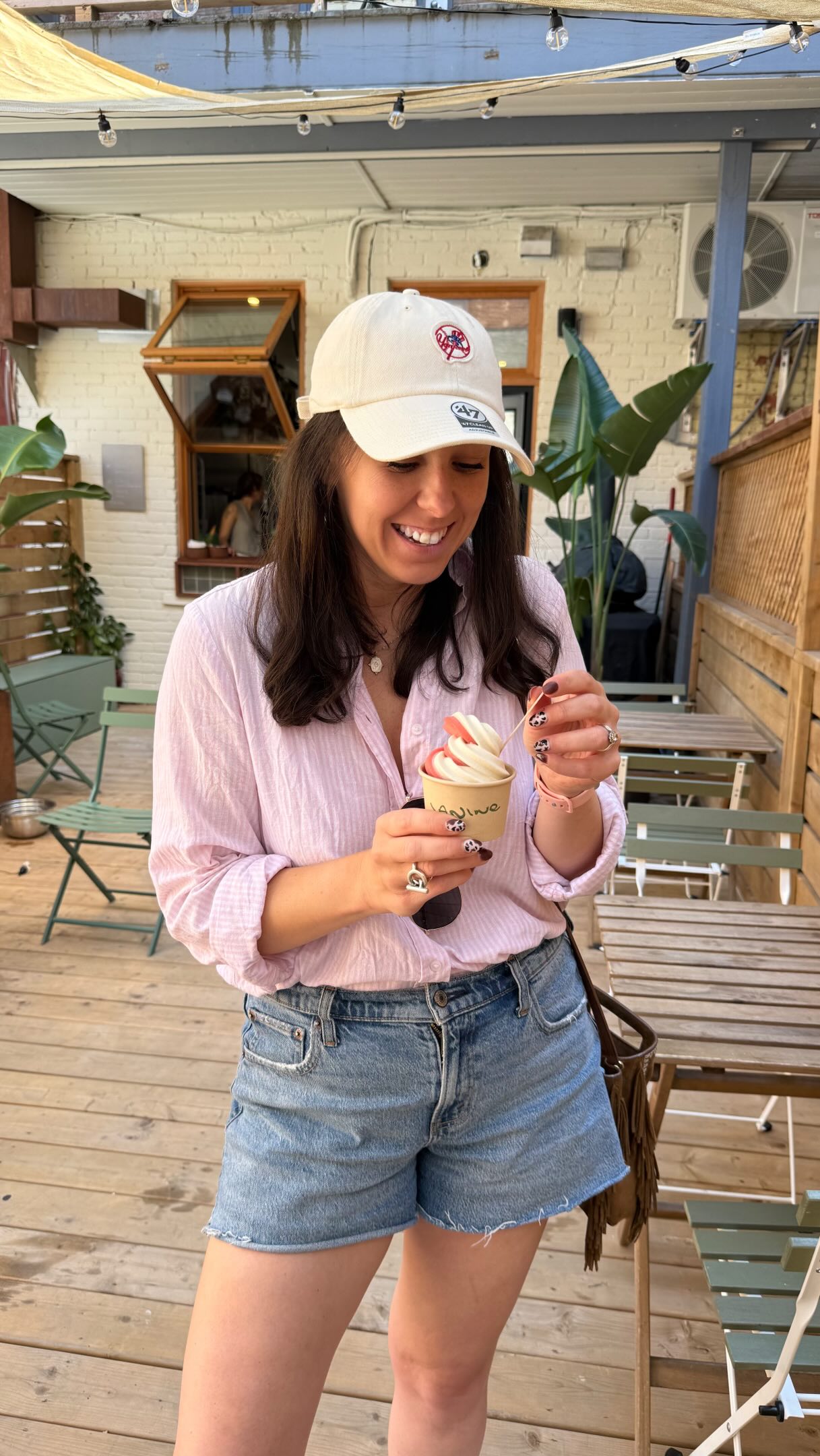 Mes petites choses préférées de l’été à Montréal 🌞✨
Entre les terrasses, les crèmes glacées au coucher du soleil, les cinéparcs et les marchés d’été… je ne m’en lasserai jamais 🌸
#montreal #montrealmoments #livemontreal #mtllife #mtlblog