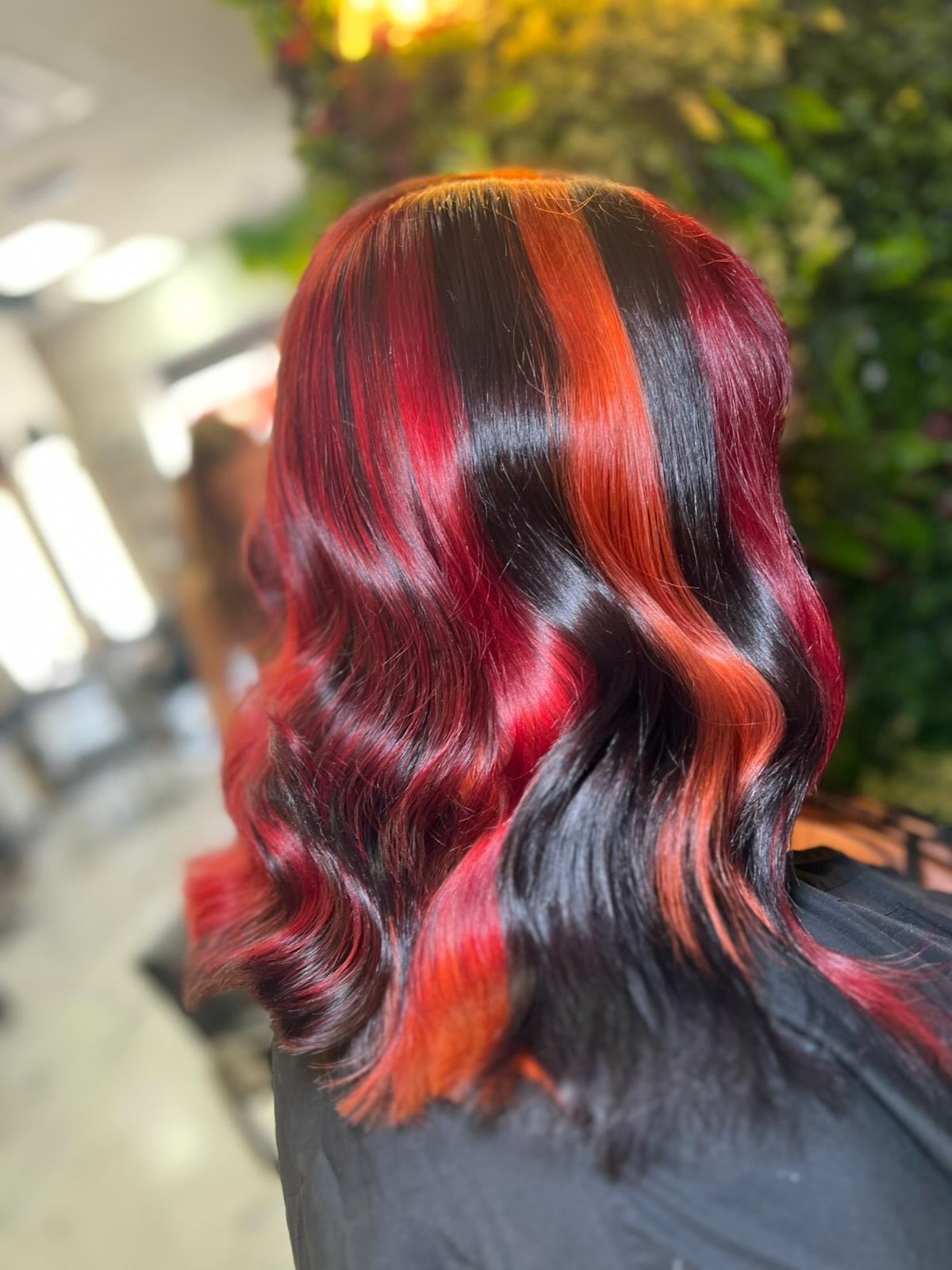 Calico hair with a twist 🔥🐾 rich black ribbons, fiery copper melts, and a bold crimson peekaboo stealing the spotlight. ❤️🔥✨By stylist Ebony🫶🏻
@lorealpro_education_uki @lorealpro