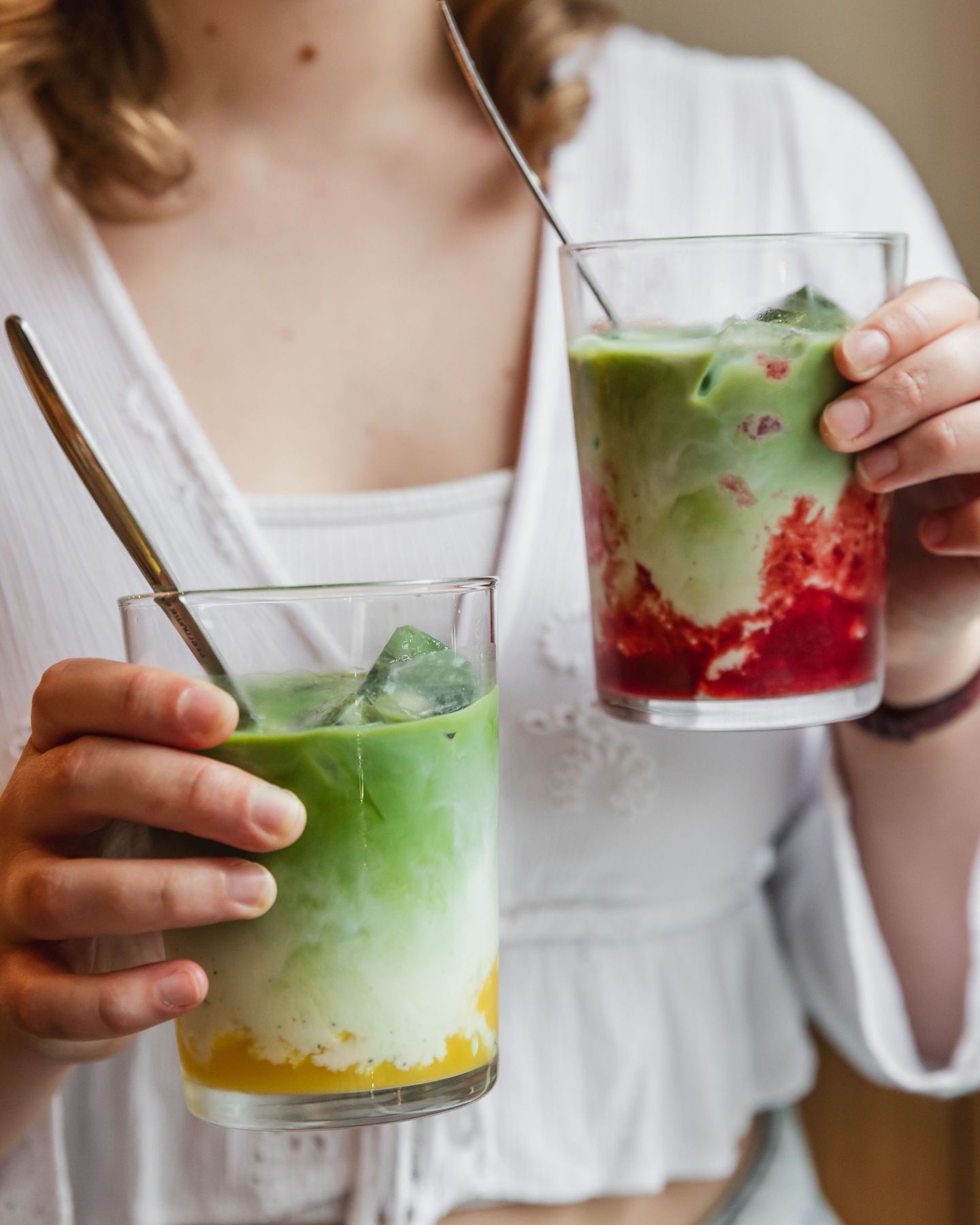 ICED DRINKS SEASON 🍓🥭
Nos nouveaux iced matcha latte sont arrivés chez Judy : strawberry & mango !
Du matcha + une purée de fruits bio faite maison sans sucre ajouté = une pause gourmande et rafraichissante à tout moment de la journée.
📸 @alicepages
#coffeeshopparis #matchaparis #icedmatcha #glutenfree #glutenfreeparis