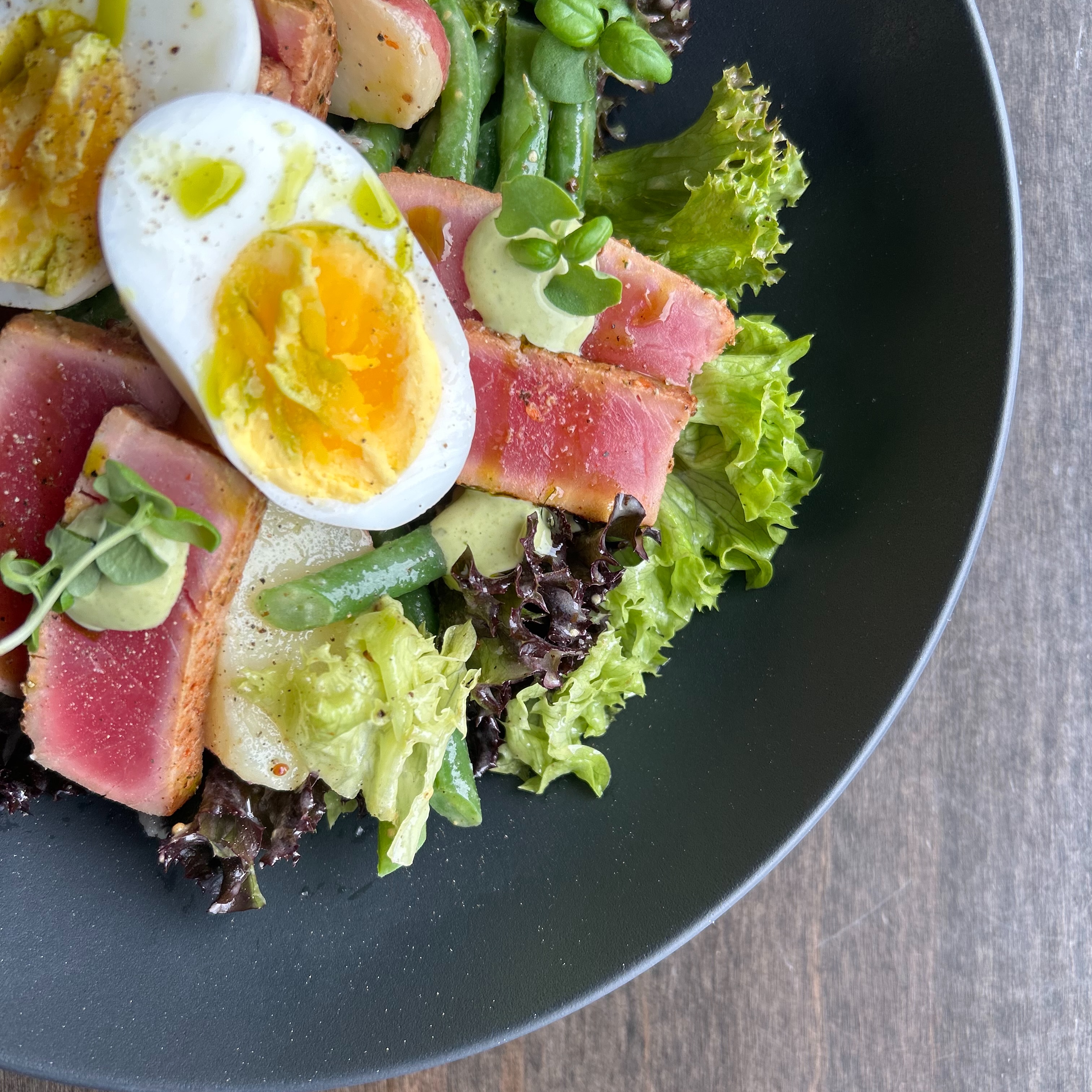 Salade Niçoise, seared ahi tuna, spring greens, mini red potatoes, green beans, egg, green goddess dressing
#veraceoakville #oakvillerestaurants #italianfood #pizzanapoletana #goodfood