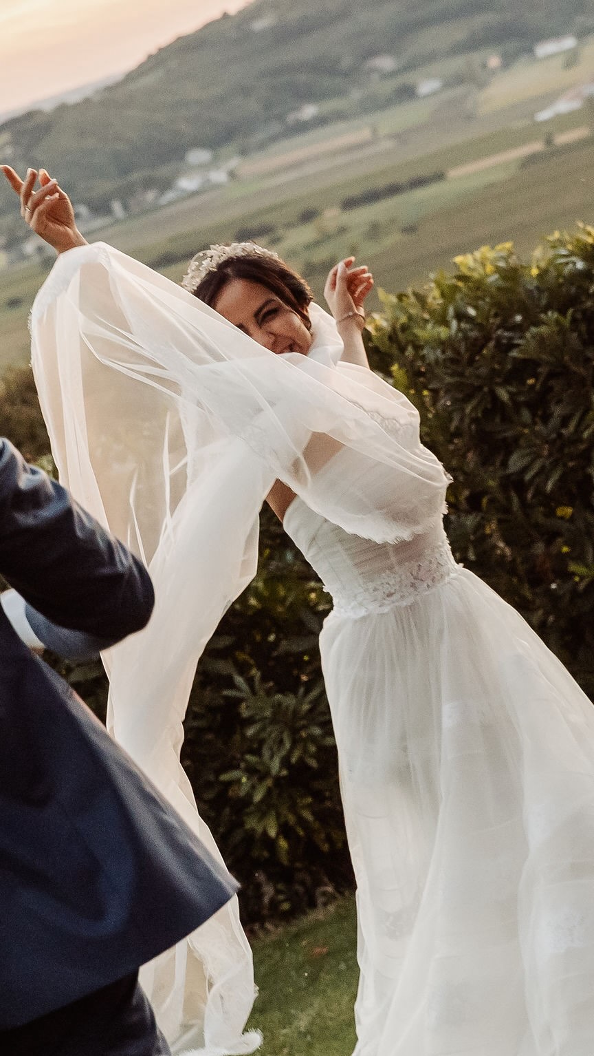 Un incontro di culture, colori ed emozioni.
Un matrimonio italo-persiano dove ogni dettaglio racconta una storia d’amore unica, tra tradizioni di famiglia, eleganza senza tempo e sguardi che parlano più di mille parole ✨🤍
Nel cuore della cerimonia persiana c’è la Sofreh Aghd, la tradizionale tavola nuziale simbolo di prosperità, amore e fortuna per gli sposi. Ogni elemento ha un significato speciale: lo specchio per la luce e il futuro, il miele per la dolcezza della vita insieme, le candele per l’energia e la felicità. Una tradizione antica che rende questo rito ancora più emozionante e ricco di significato.
Fotografare matrimoni come questo significa custodire emozioni autentiche e culture che si intrecciano in modo meraviglioso 📸
#matrimonioitalopersiano #sofrehaghd #persianwedding #weddingphotography #fotografomatrimonio #matrimonioveneto #weddingveneto #fotografoveneto #fotografomatrimonioveneto #weddingitaly #destinationweddingitaly #loveauthentic #fotografodifamiglia #familyphotography #venetowedding #matrimonio2026 #weddingreels #bridetobe #luxurywedding #veneziawedding #veronawedding #trevisowedding #padovawedding #vicenzawedding #emozionivere