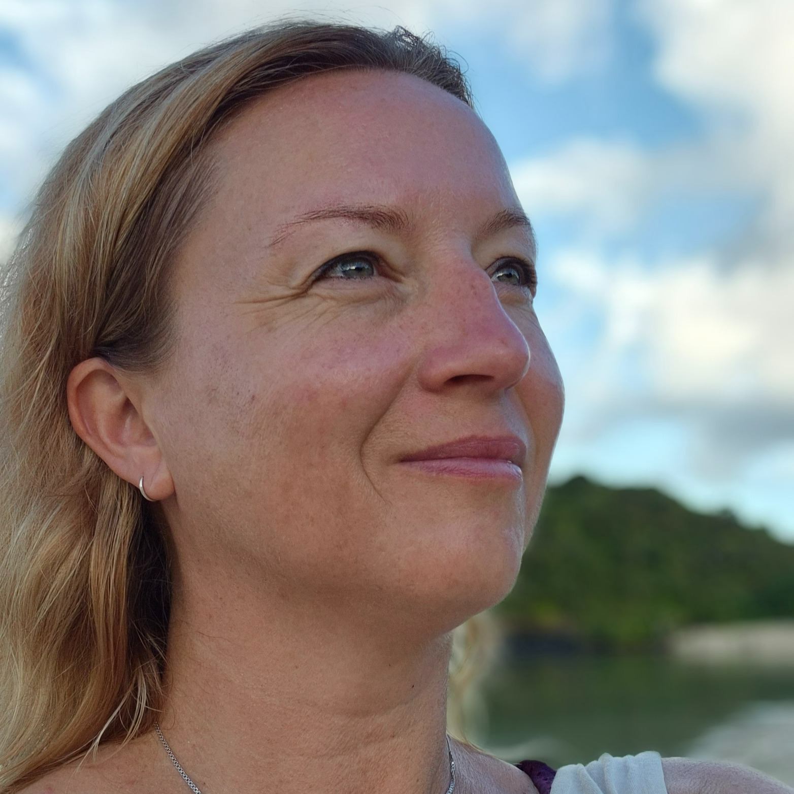 J'ai à coeur de partager avec toi ce matin:
beaucoup d’accompagnantes pensent qu’elles ont un problème de confiance.
Mais souvent…
le vrai problème est ailleurs.
Tu portes seule ton activité.
Seule tes clientes.
Seule tes doutes.
Seule tes émotions.
Et à force :
TU T'ÉPUISES
Pas parce que tu n'es pas faites pour ça
Mais parce qu’aucun espace ne te soutient vraiment toi.
C’est exactement ce que j’ai voulu créer avec Essence Sacrée Pro.
Pas une formation “de plus”.
Mais un espace vivant.
Un rythme.
Une structure.
Une communauté.
Une manière plus durable d’accompagner.
Un endroit où tu peux :
🌙 ralentir
🌿 retrouver de la clarté
✨ structurer ce que tu ressens
💫 apprendre à guider sans te vider
Et surtout…
Arrêter de porter seule.
Parce qu’une femme qui accompagne…
a elle aussi besoin d’être accompagnée.
Je suis indépendante depuis 2007 et j'ai attendu plus de 10 ans avant de me faire accompagner!
Depuis je ressens une vraie différence et ça a marqué un tournant dans mon activité, la reconnexion à ma mission:
J'accompagne les naturo- esthéticiennes et thérapeutes qui se sentent en découragement professionnel, afin qu'elles se réinventent dans le respect de leur bio rythme. https://caracterre.systeme.io/pdvessencesacreepro
Les inscriptions ferment dimanche 🌸
Pense à Toi,
Sylvia
#femininsacre
#accompagnantedufeminin
#cerclesdefemmes
#entrepreneuseholistique
#businessaufeminin
#femmeintuitive
#femmeentrepreneure
#rituelsfeminins
#femmealignée
#therapeutedubienetre
#massotherapie
#leadershipfeminin
#sororite
#femmemedecine
#entreprendreautrement