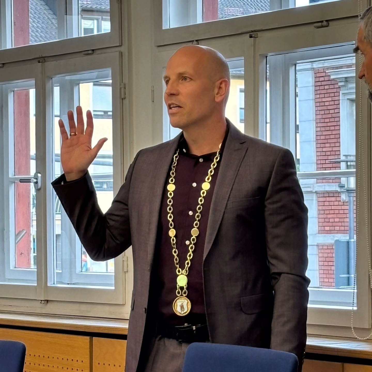 Konstituierende Sitzung des Marktgemeinderates
Neben Satzungs- und Geschäftsordnungsfragen standen die Vereidigung von Harald Danzl als Erster Bürgermeister, die Vereidigung neugewählter Marktgemeinderatsmitglieder sowie die Wahl der weiteren Bürgermeister-Stellvertreter auf der Tagesordnung.
Zum Zweiten Bürgermeister wurde Till Bohnekamp (CSU) gewählt, zur Dritten Bürgermeisterin Mareike Sommer (SPD), womit die beiden stärksten Fraktionen berücksichtigt wurden und eine Geschlechterparität gewahrt blieb.
Wir gratulieren den beiden Gewählten zu ihrem Amt und wünschen allen im Marktgemeinderat viel Erfolg bei der gemeinsamen Arbeit zum Wohle von Feucht und Moosbach.