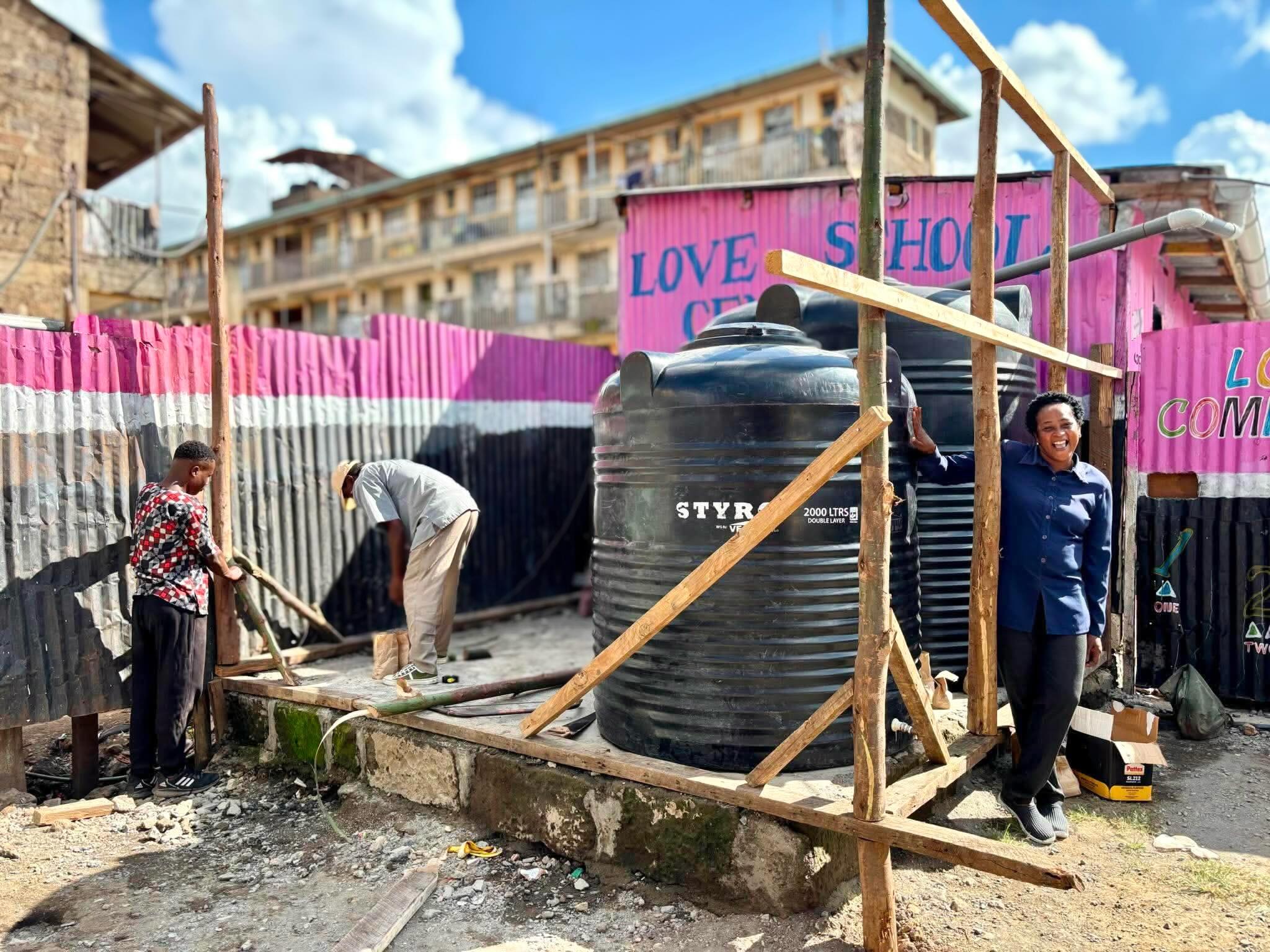 Äntligen är arbetet med att bygga in skolans vattentankar igång! 💧
I samband med donationen som gick till inköp av jikos kunde vi också hjälpa till att finansiera inbyggnationen av vattentankarna, något som länge varit en önskan från skolan.
Genom att skydda tankarna från väder och vind förlängs deras livslängd, samtidigt som risken för skadegörelse minskar. När vår stödperson Ingela besökte skolan förra veckan kunde man redan se hur ramverket började ta form.
Det ska bli så spännande att få se det färdiga resultatet! ✨
#loveschool #kawangware #nairobi #education #learning