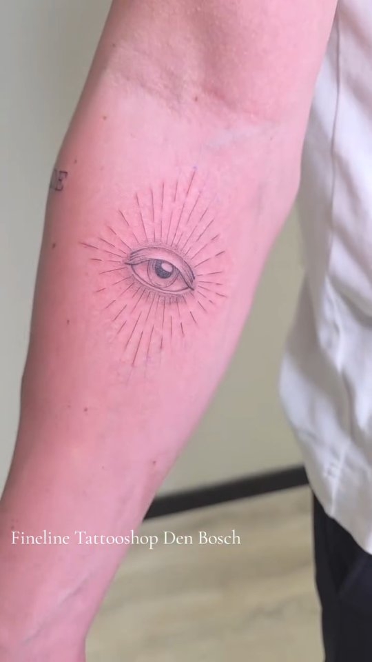 Bescherming en intuïtie het alziende oog ☀️
#selflove #energie #tattoo #positiviteit #finelinetattoo