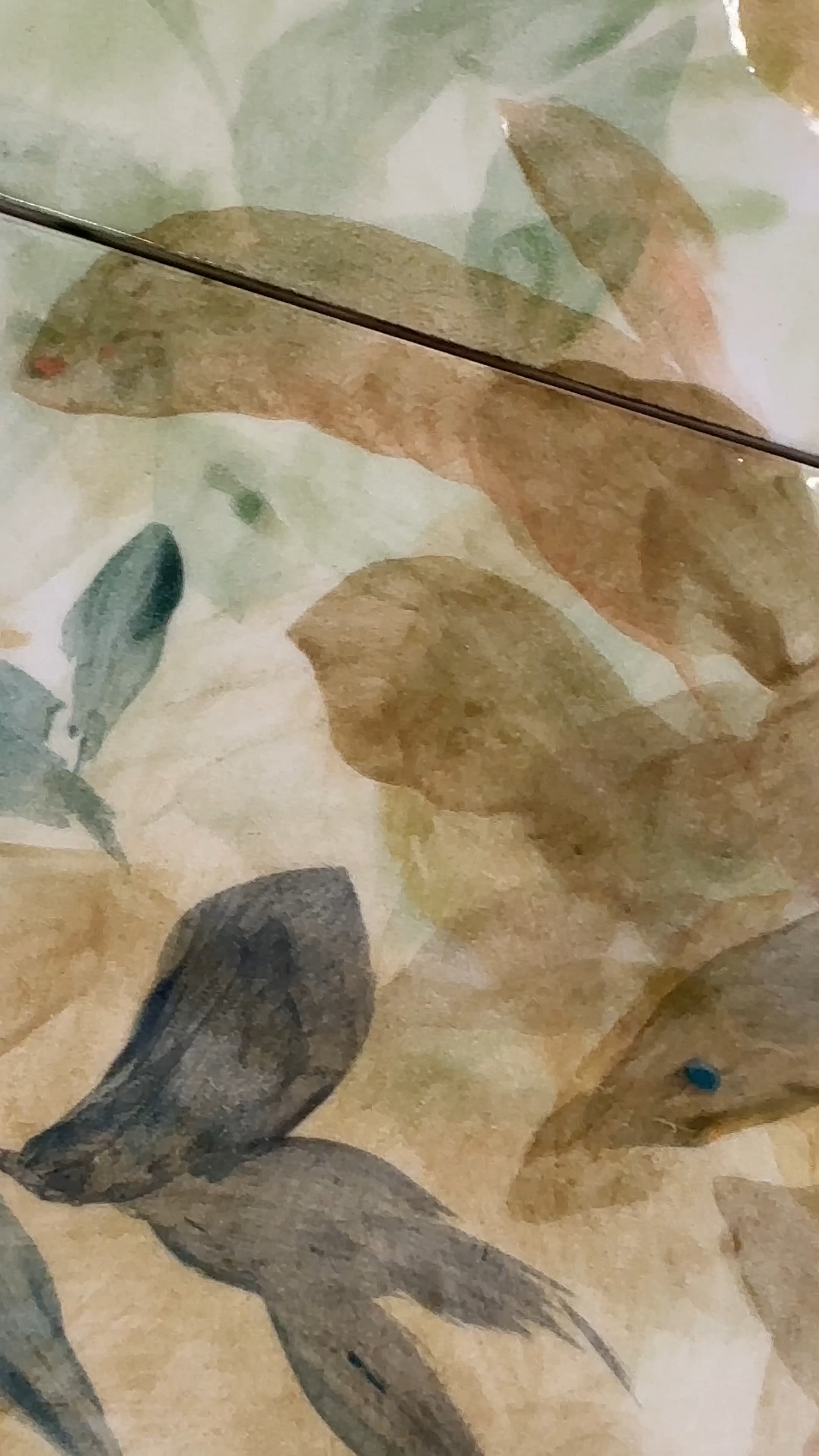 Pictalab approda alla ceramica, alla decorazione non c’è più confine, l’argilla si fa tela del dipinto e la cottura rende cristallina una vegetazione tutta da raccontare