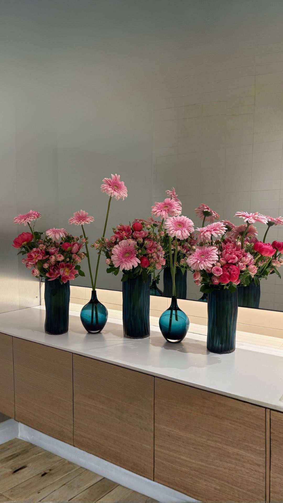 A private office installation.
Each arrangement, thoughtfully designed for its space.
Bringing balance, intention, and a quiet sense of cohesion throughout.
#FloralDesign