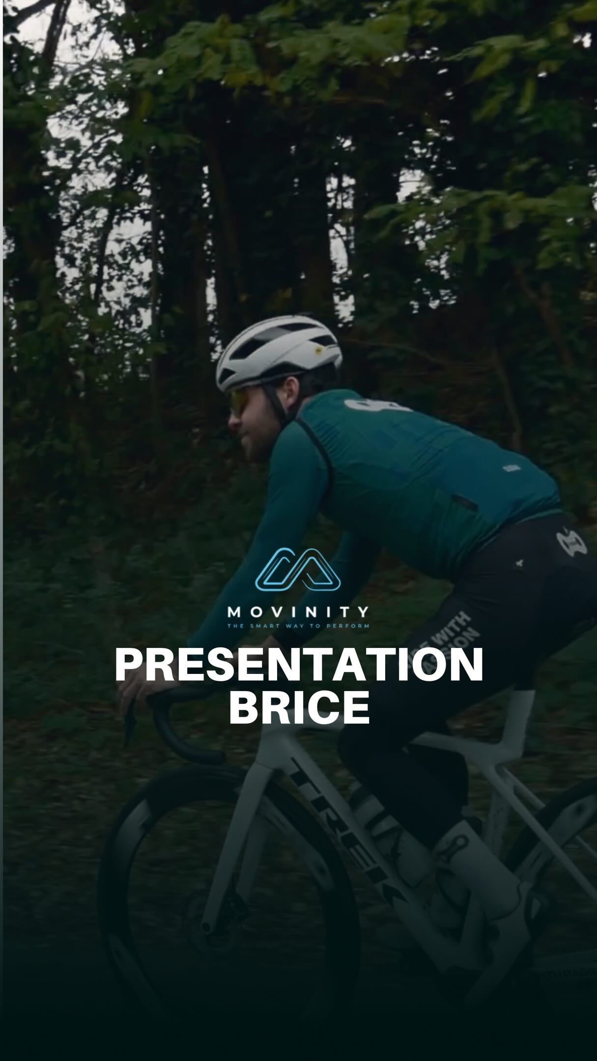 Bonjour, moi c’est Brice, coach chez Movinity !
Compétiteur depuis de nombreuses années, le cyclisme a toujours été bien plus qu’un sport pour moi… c’est une vraie passion.
Après une formation en coaching sportif, j’ai rejoint l’équipe Movinity pour mettre cette expérience au service des athlètes.
Je pratique tant le VTT que la route.
Dernièrement, j’ai pu me frotter au peloton gravel. Je suis là pour vous accompagner avec des plans d’entraînement personnalisés, adaptés à votre niveau et à vos objectifs.
Mon objectif : vous faire progresser, gagner en confiance et repousser vos limites, que vous visiez le podium ou simplement l’envie de vous dépasser.
Au plaisir de vous croiser sur le vélo