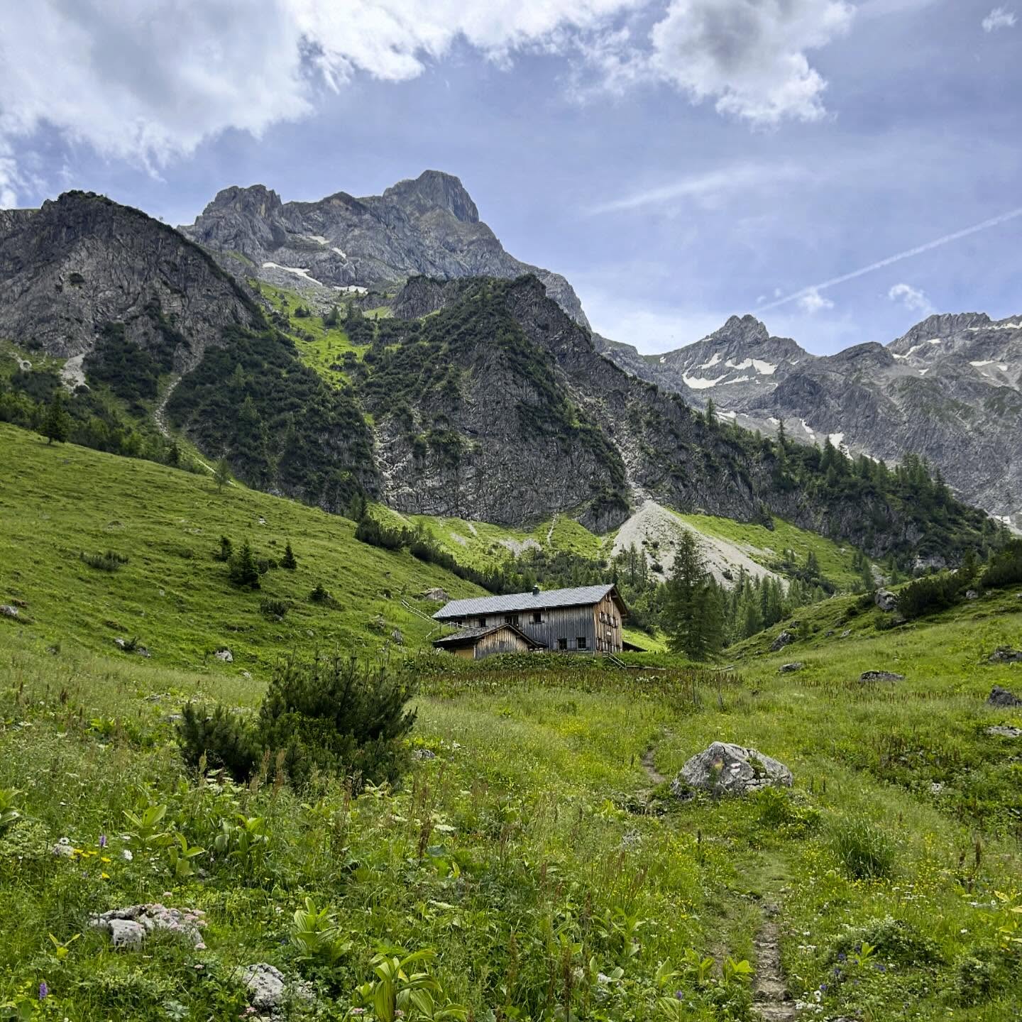 Die Vorfreude ist riesig. ⛰️🤍
Gleich sind wir da — ein kühles Getränk, wunderschöner Ausblick und ganz viel Lieblingsgefühl wartet auf euch und uns
Bald geht’s wieder los.
Ab 23. Mai freuen wir uns auf euch ✨
#sarotlahütte #alpenvereinshütten #brandnertal #vorfreude #baldgehtslos