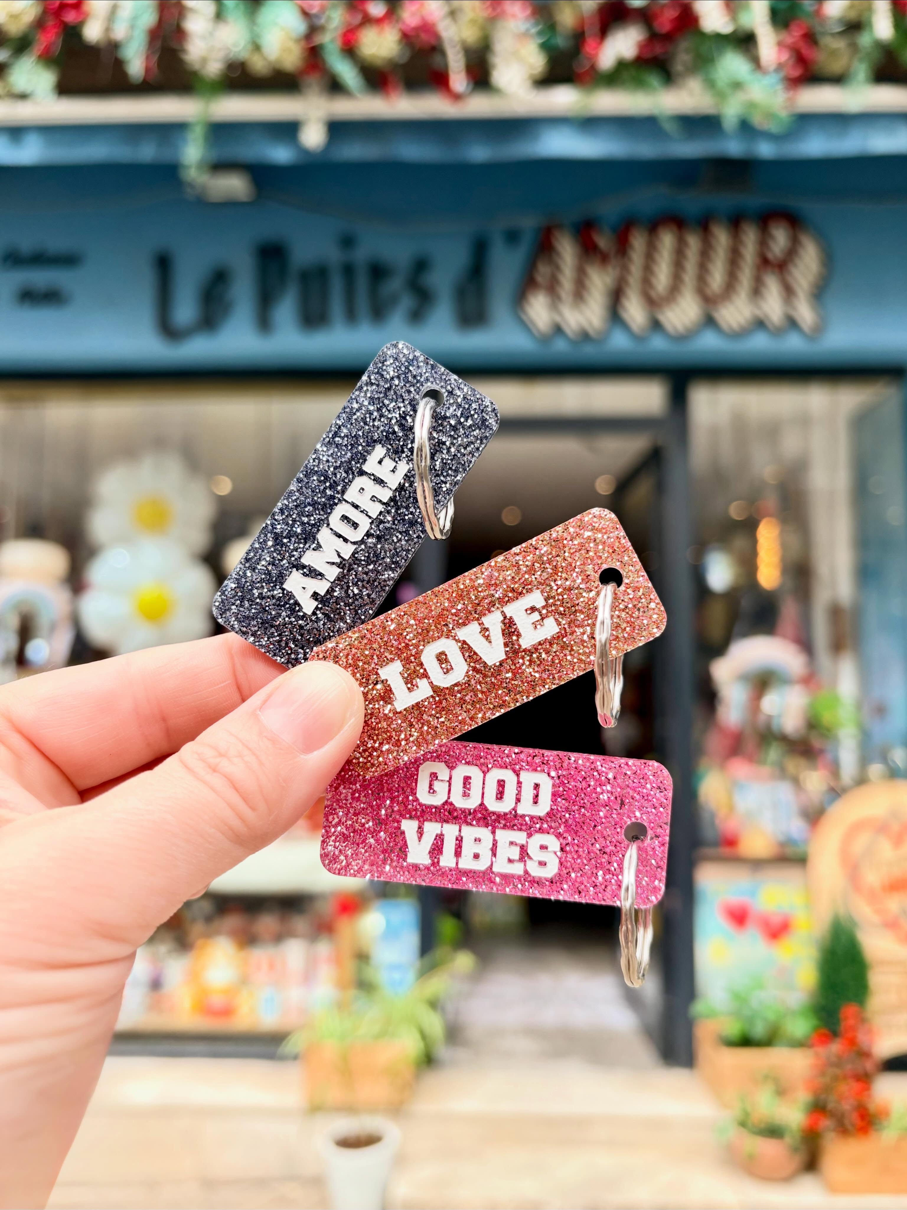 ✨ AMOUR, LOVE & GOOD VIBES ✨
Le trio qu’on recommande fortement pour survivre à ce long week-end ☔️💖
👉 Bonne nouvelle :
Le Puits d’Amour est ouvert tout le week-end
de 11h à 19h.
Venez faire le plein de :
✨ porte-clés pailletés
🎁 cadeaux cool et originaux
🌈 good vibes bien colorées
💘 pleins de petites attentions offrir à vos proches
📍 Le Puits d’Amour
113 rue Fondaudège – Bordeaux quartier Jardin Public
(Tram D – Museum)
💥 Et pour les pros :
Les personnalisations de porte-clés passent directement sur Faire 👀✨
🛒 Commande pro ici :
https://www.faire.com/direct/plusdelove?utm_source=brand_app&utm_medium=link
✨ Plus de Love
Made in Bordeaux
Toujours plus de paillettes et toujours plus de love 💖